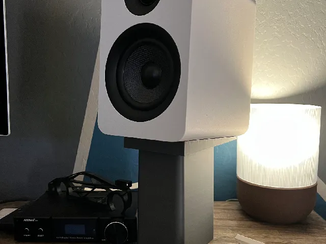 Desktop speaker stand