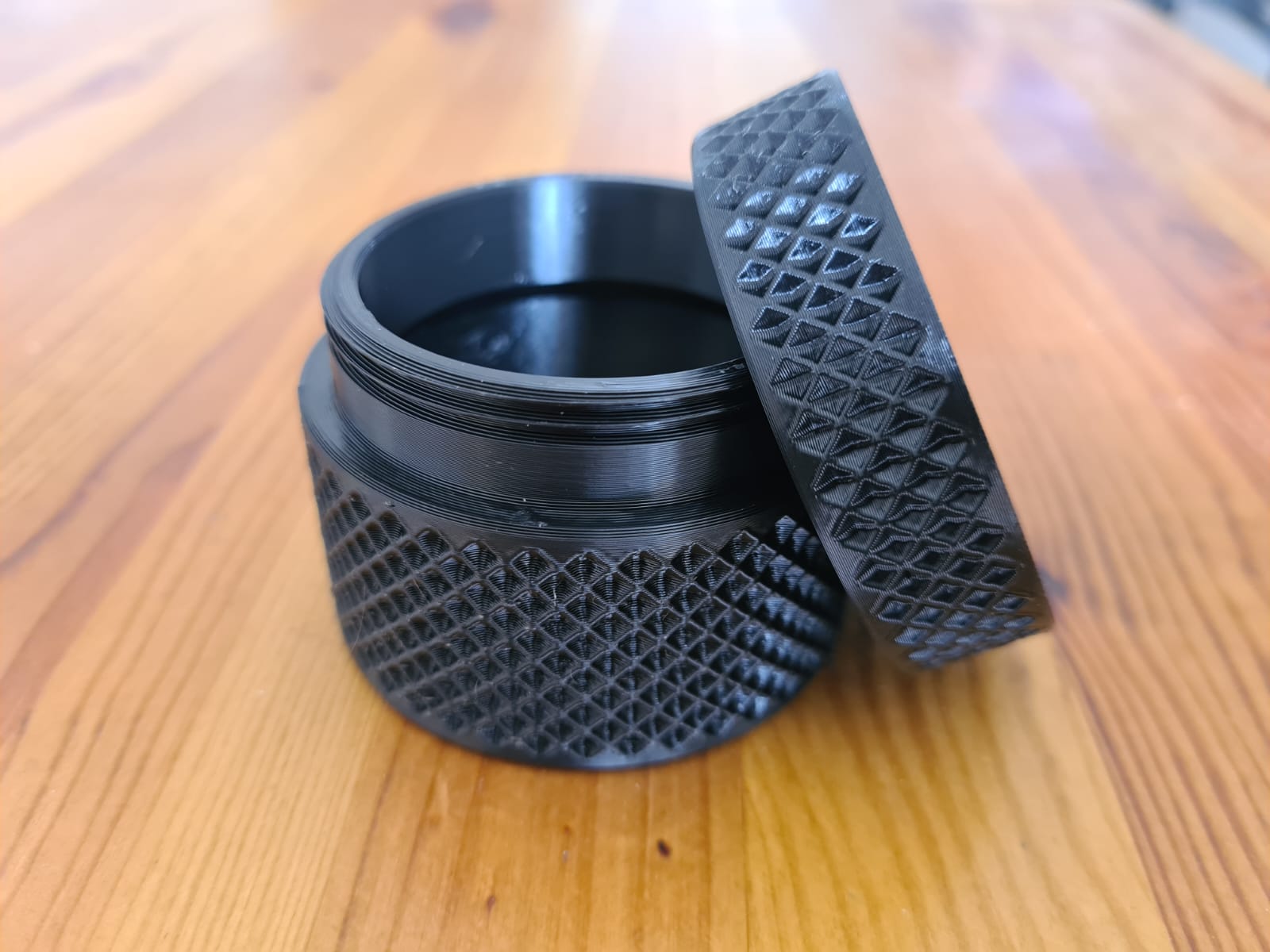Miniatura 4 do modelo 3D Universal Rugged Reverse Knurling Pattern EDC Container
