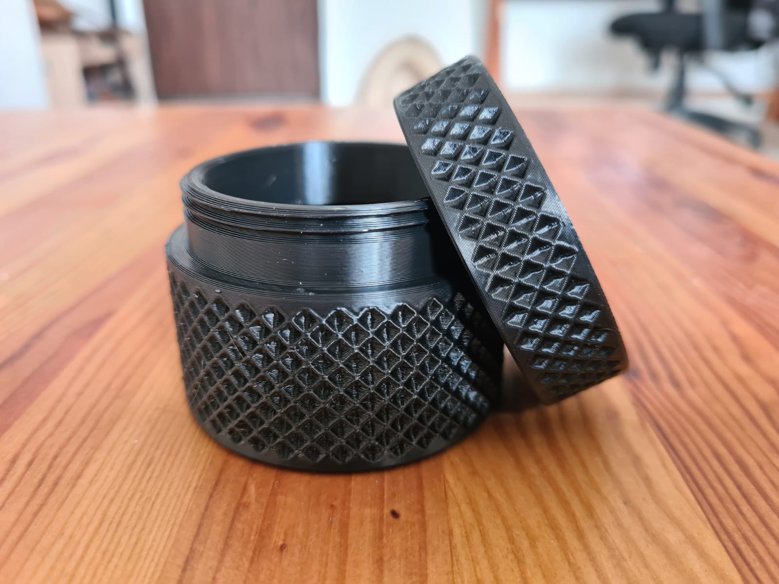 Miniatura 5 do modelo 3D Universal Rugged Reverse Knurling Pattern EDC Container