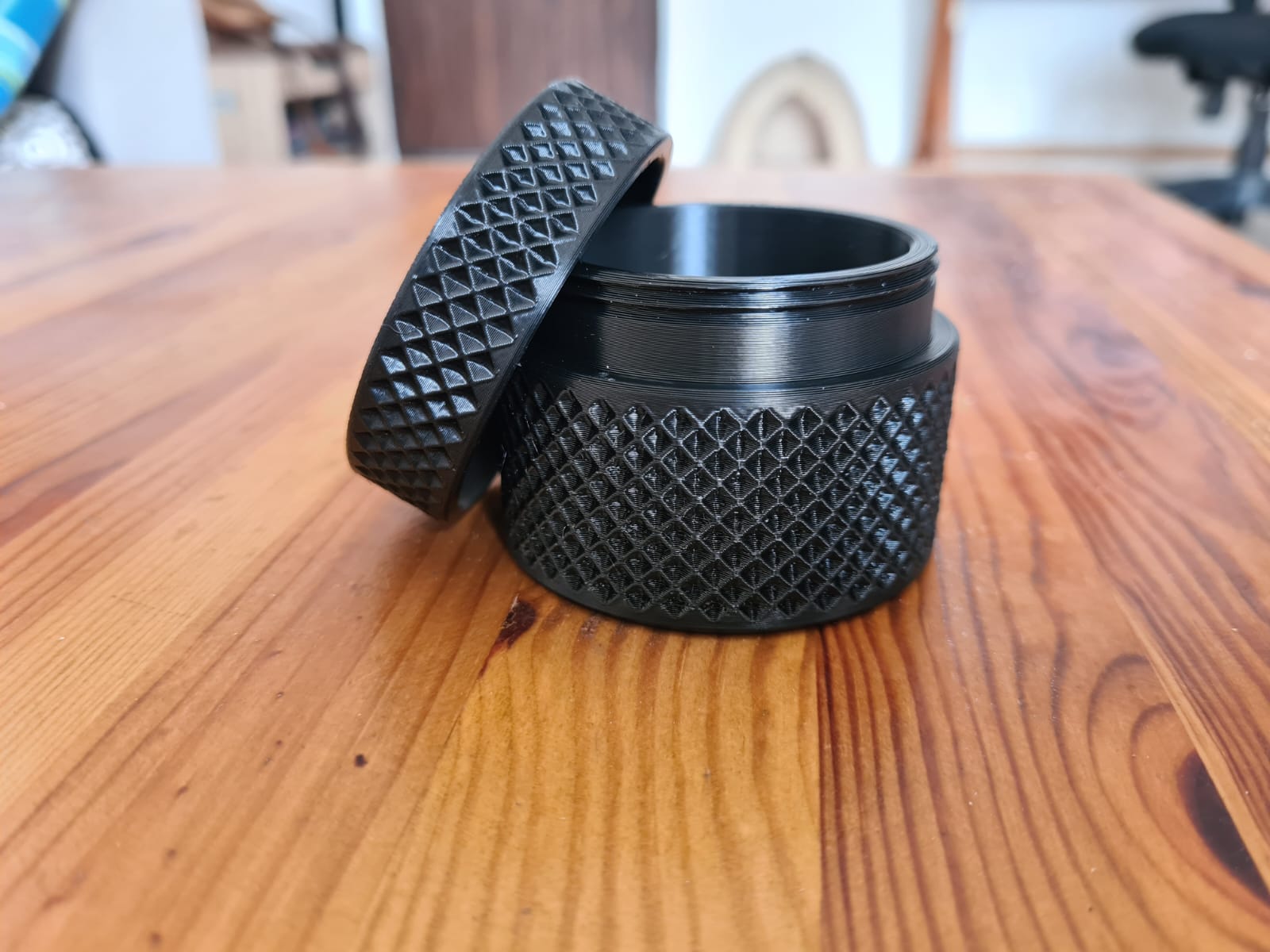 Miniatura 2 do modelo 3D Universal Rugged Reverse Knurling Pattern EDC Container