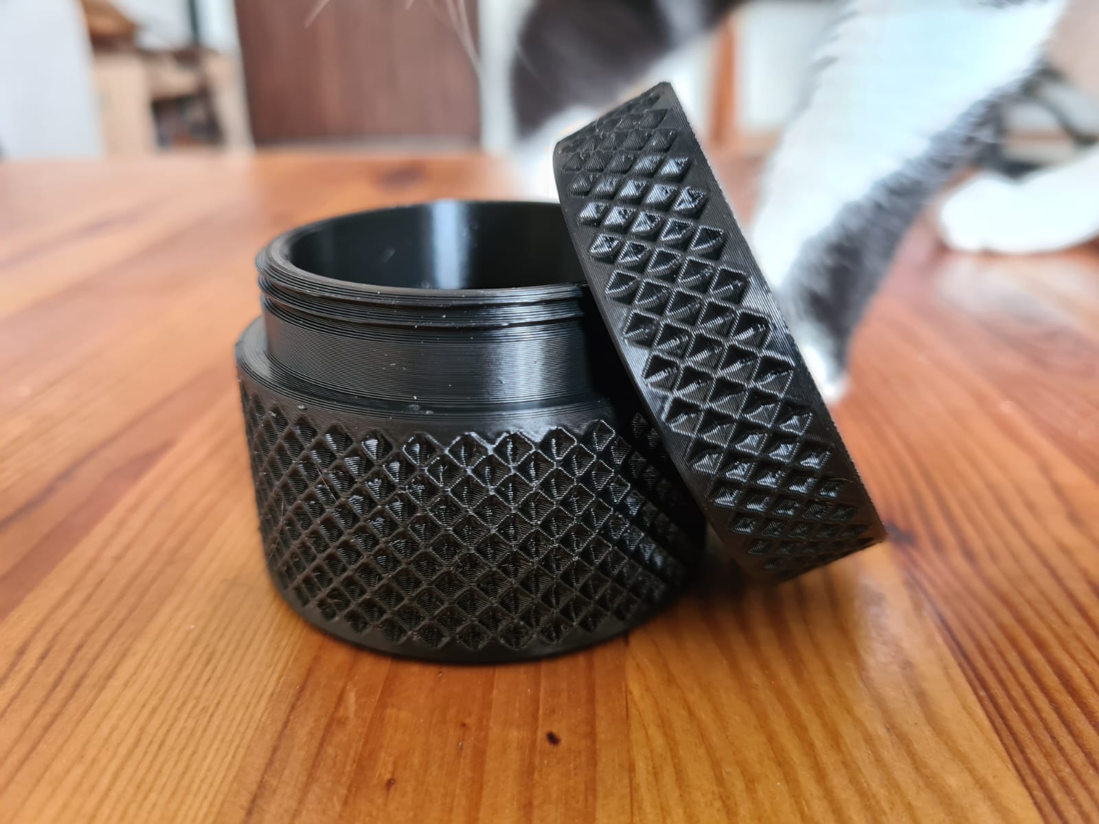 Miniatura 3 do modelo 3D Universal Rugged Reverse Knurling Pattern EDC Container