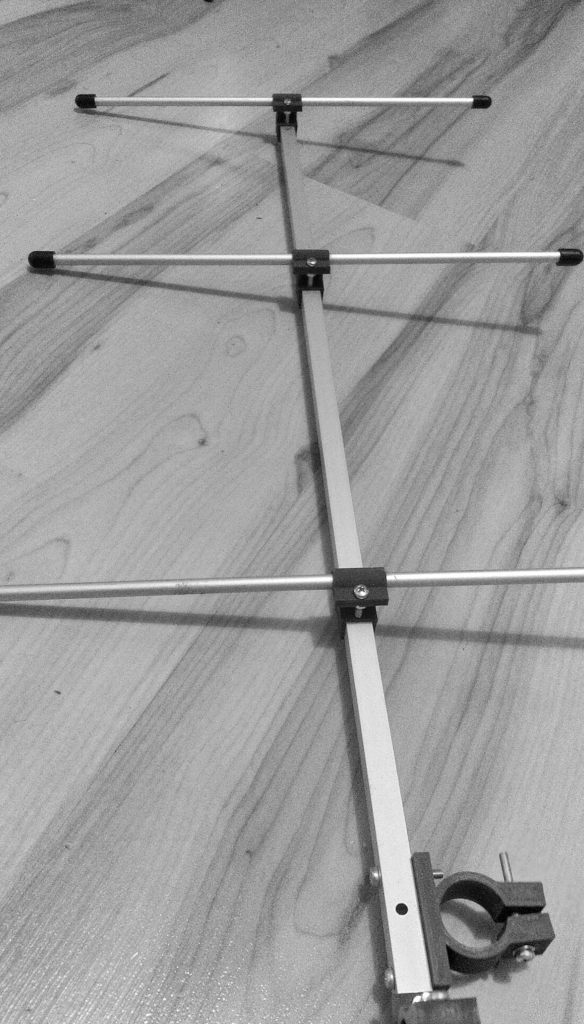 Yagi antenna element holder