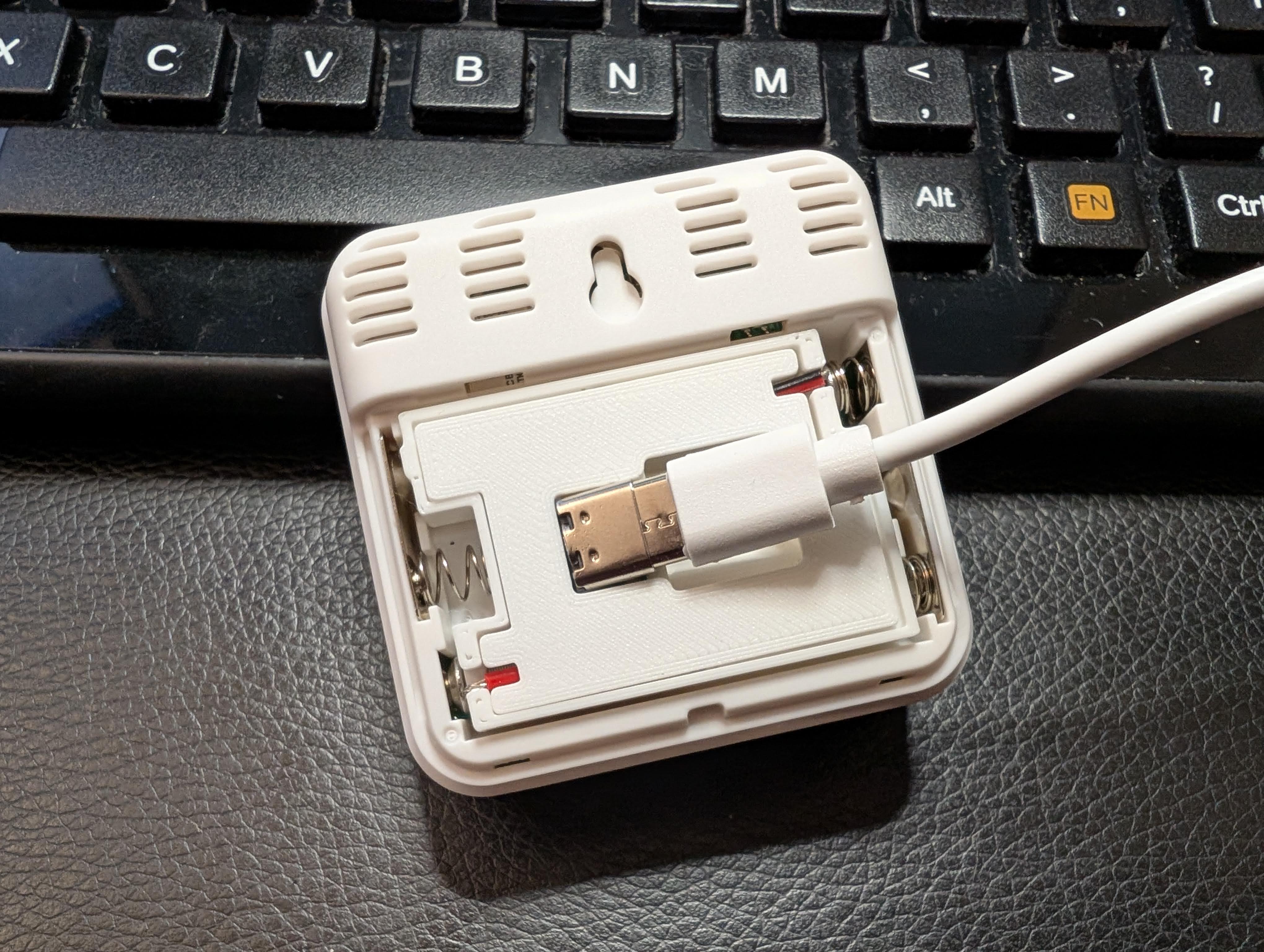Tuya WiFi LCD Temperature Humidity Sensor 3 AAA to USB Power Converter