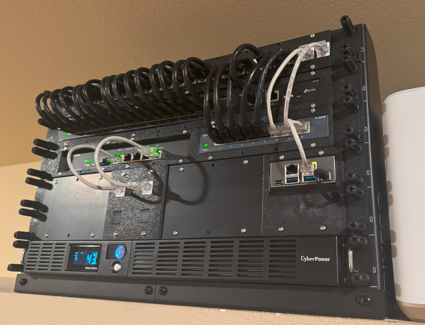 19" modular rack system rails