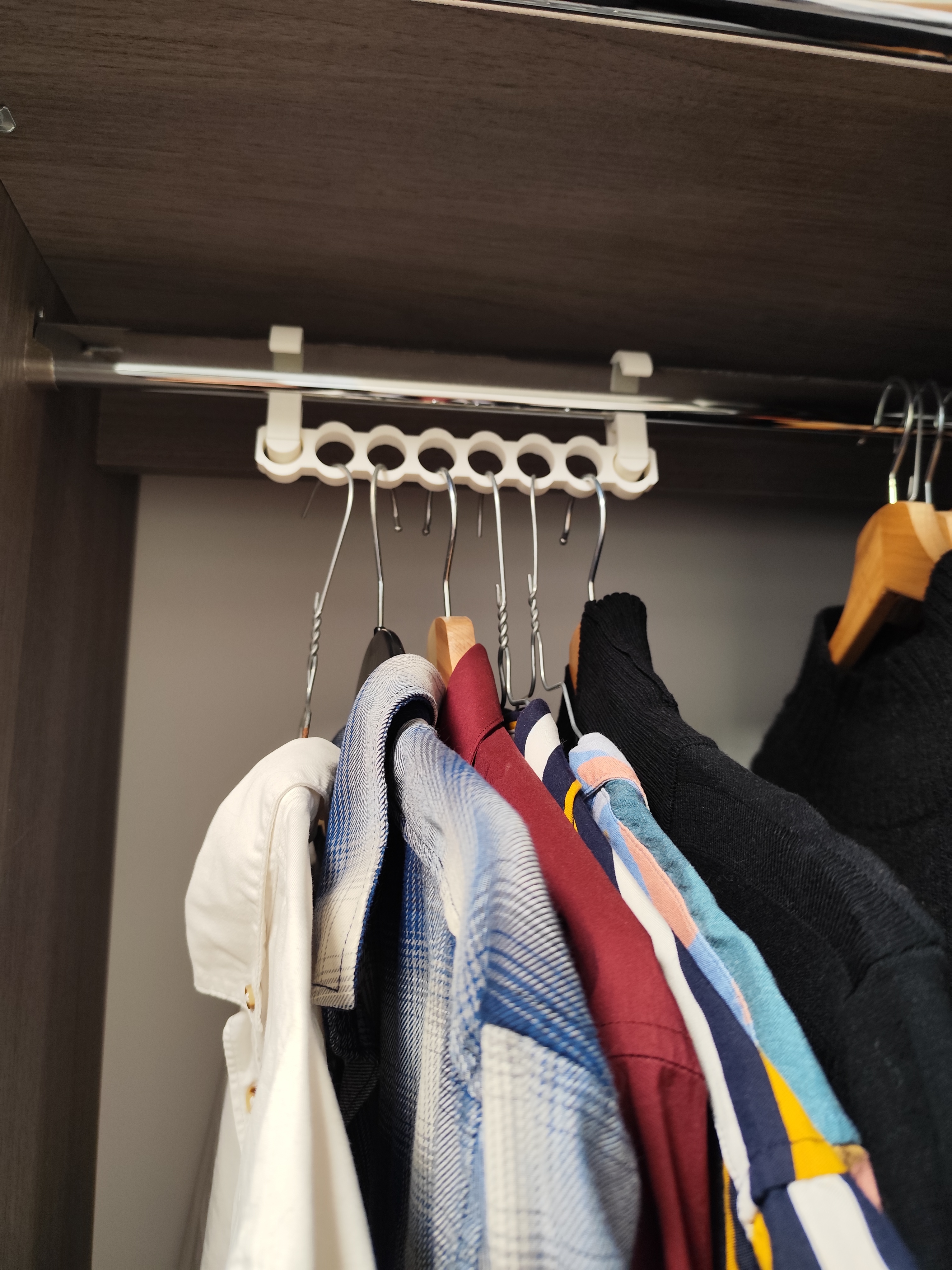 Foldable hanger holder for space-saving