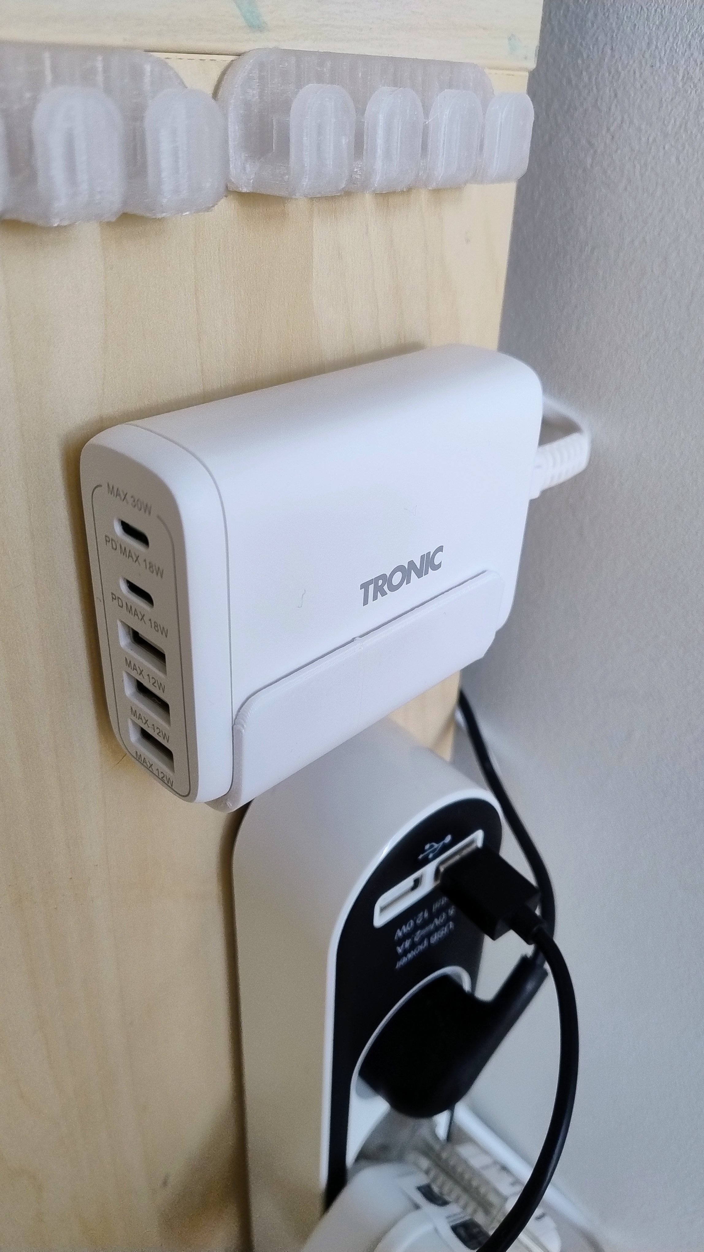 Wall mount for USB HUB Tronic TUL 2 A1 charger . Uchwyt ścienny na ładowarkę HUB USB Tronic  TUL 2 A1
