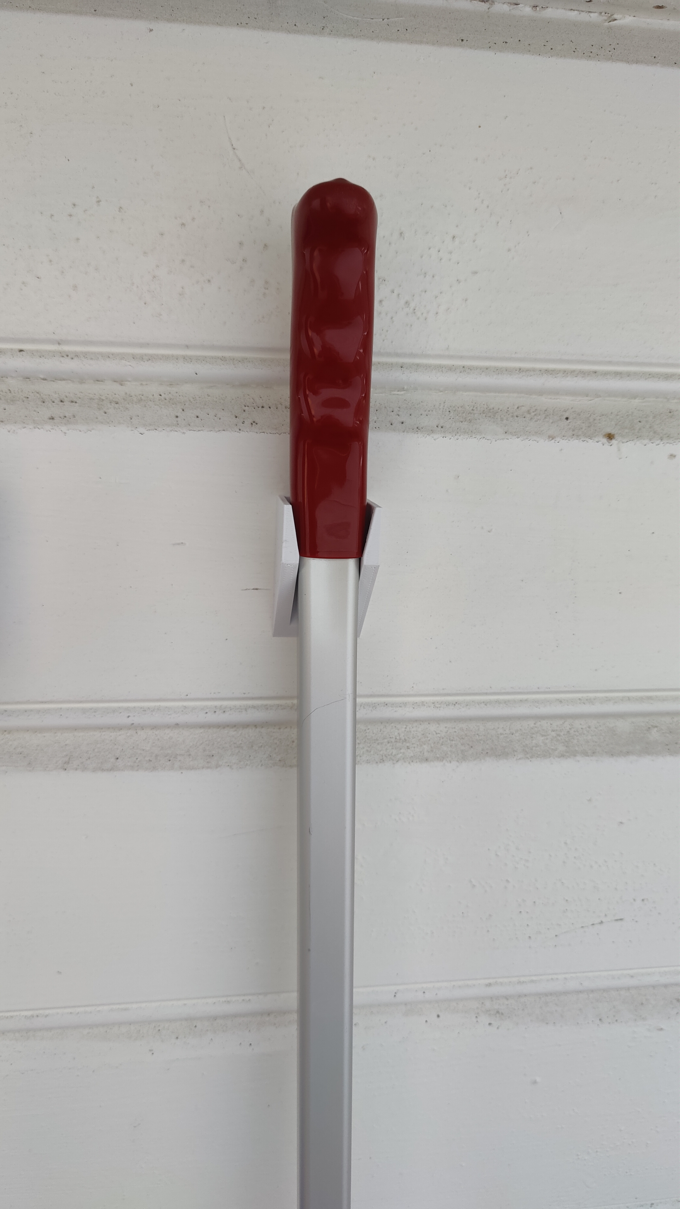 Fiskars classic snow shovel wall mount