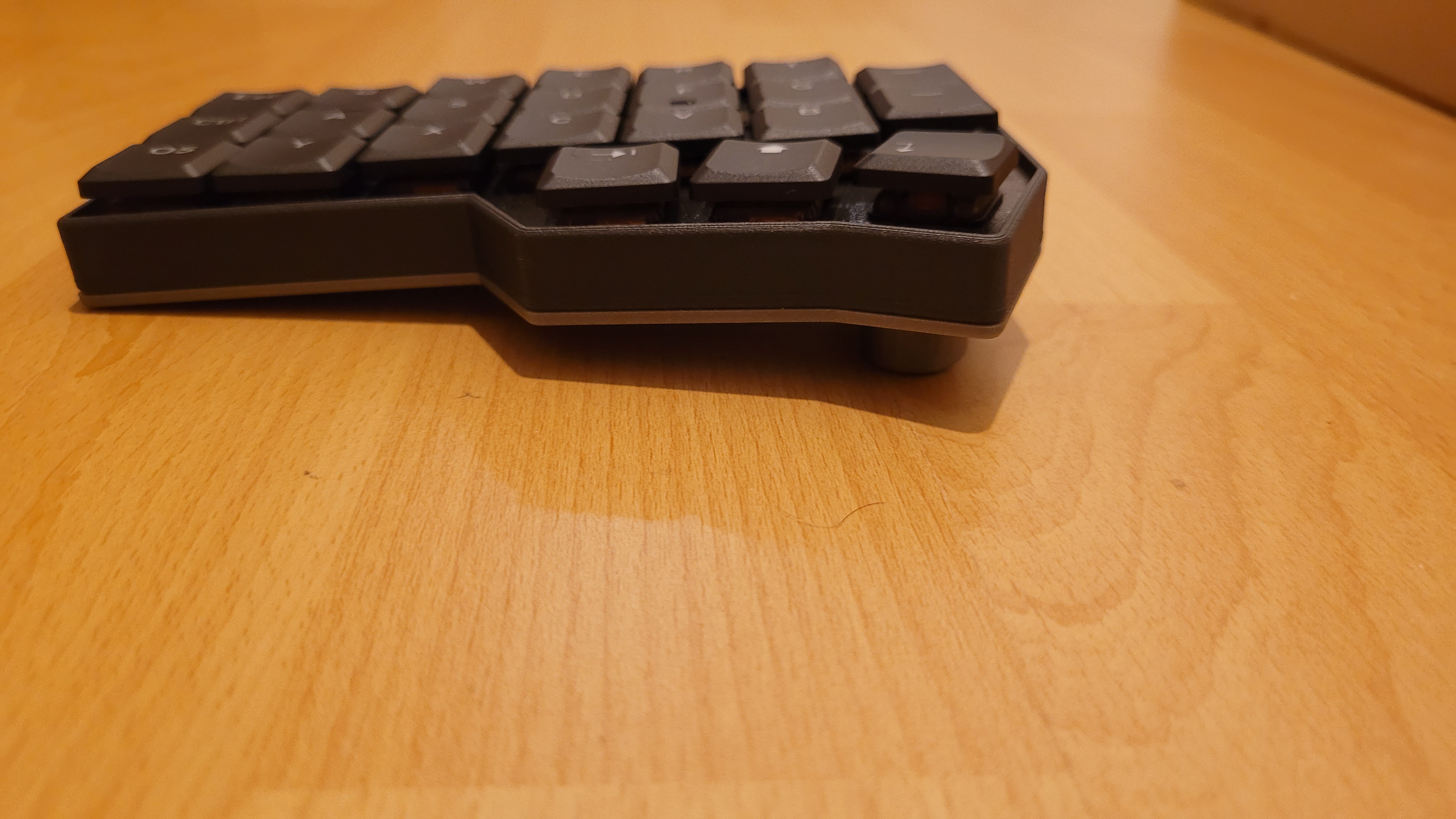 Magnetic tenting feet and plate for corne keyboard
