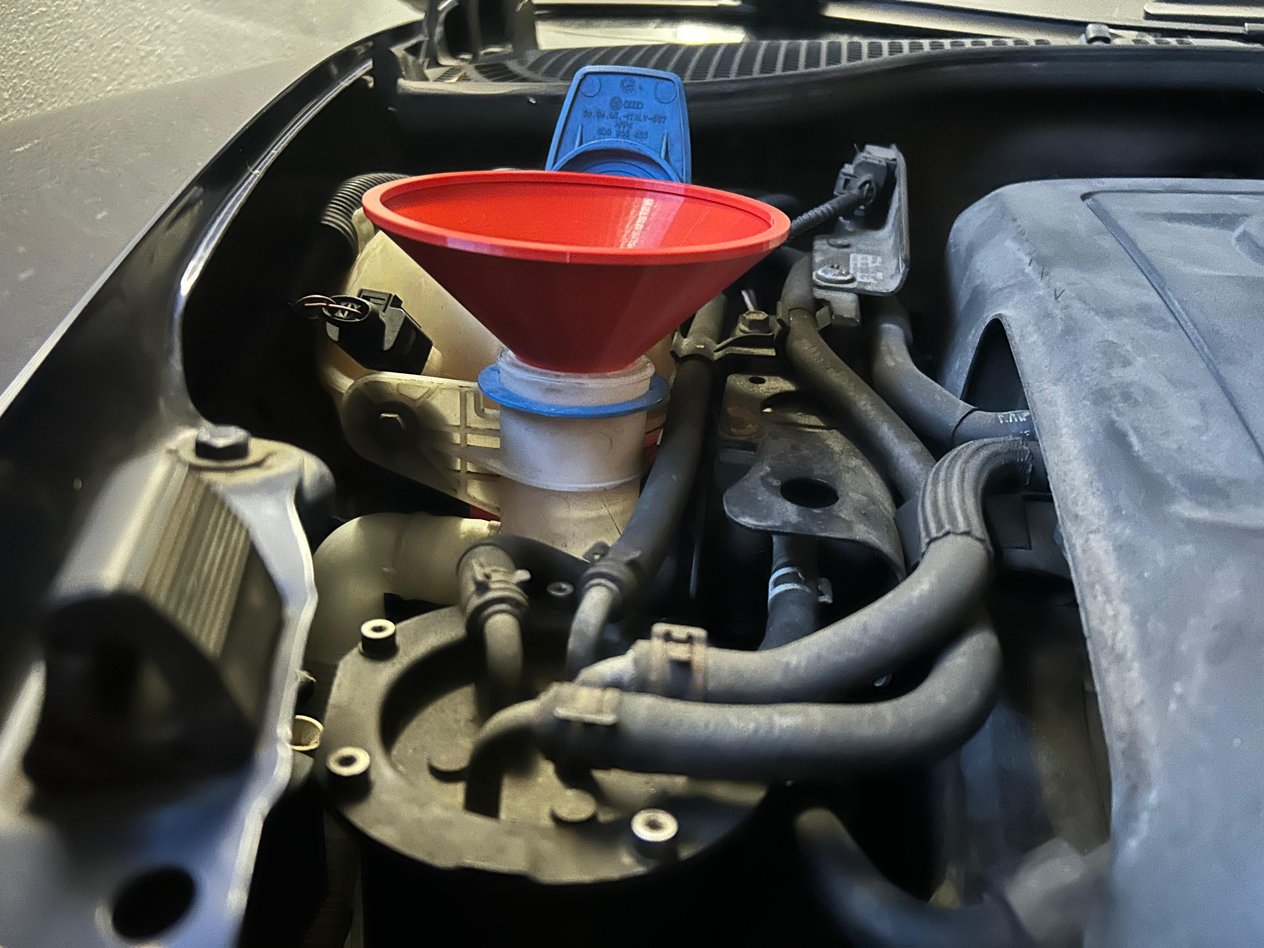 Funnel for refilling washer fluid (trychtýř pro doplňování kapaliny do ostřikovačů)