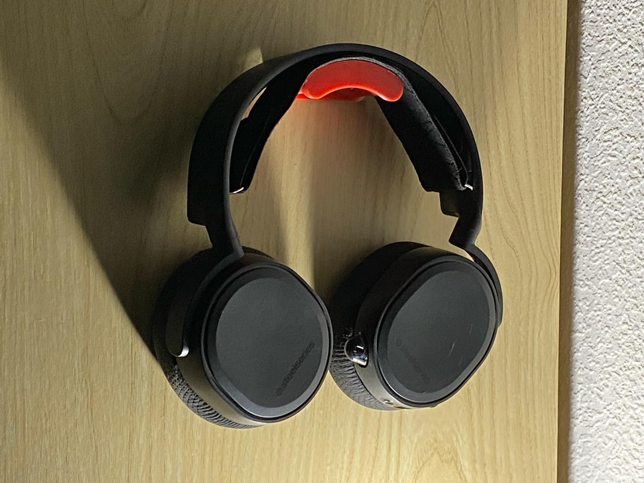 Simple lightweight headset hanger