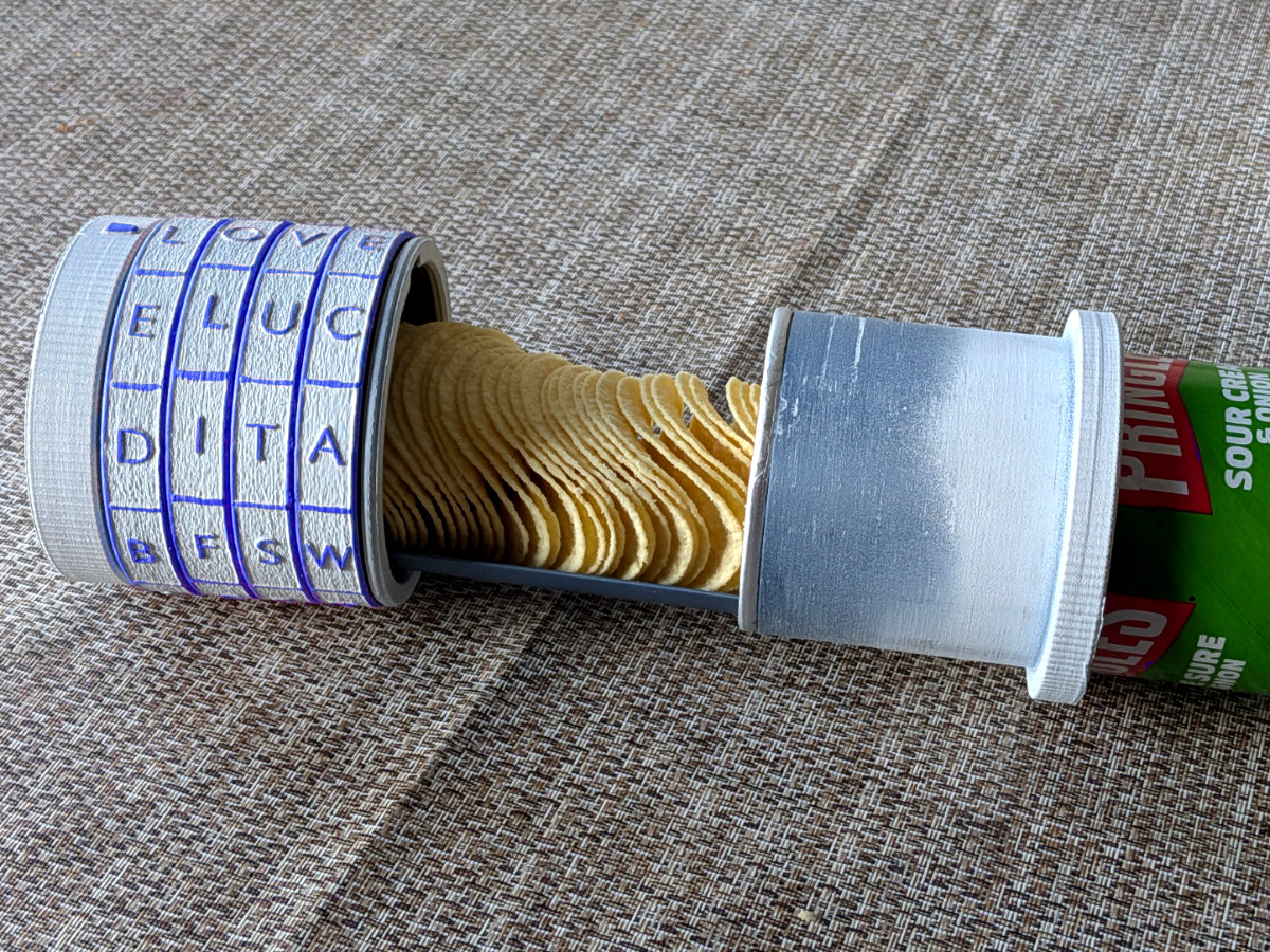 Pringles Cryptex: Easy-Access Snack Tray