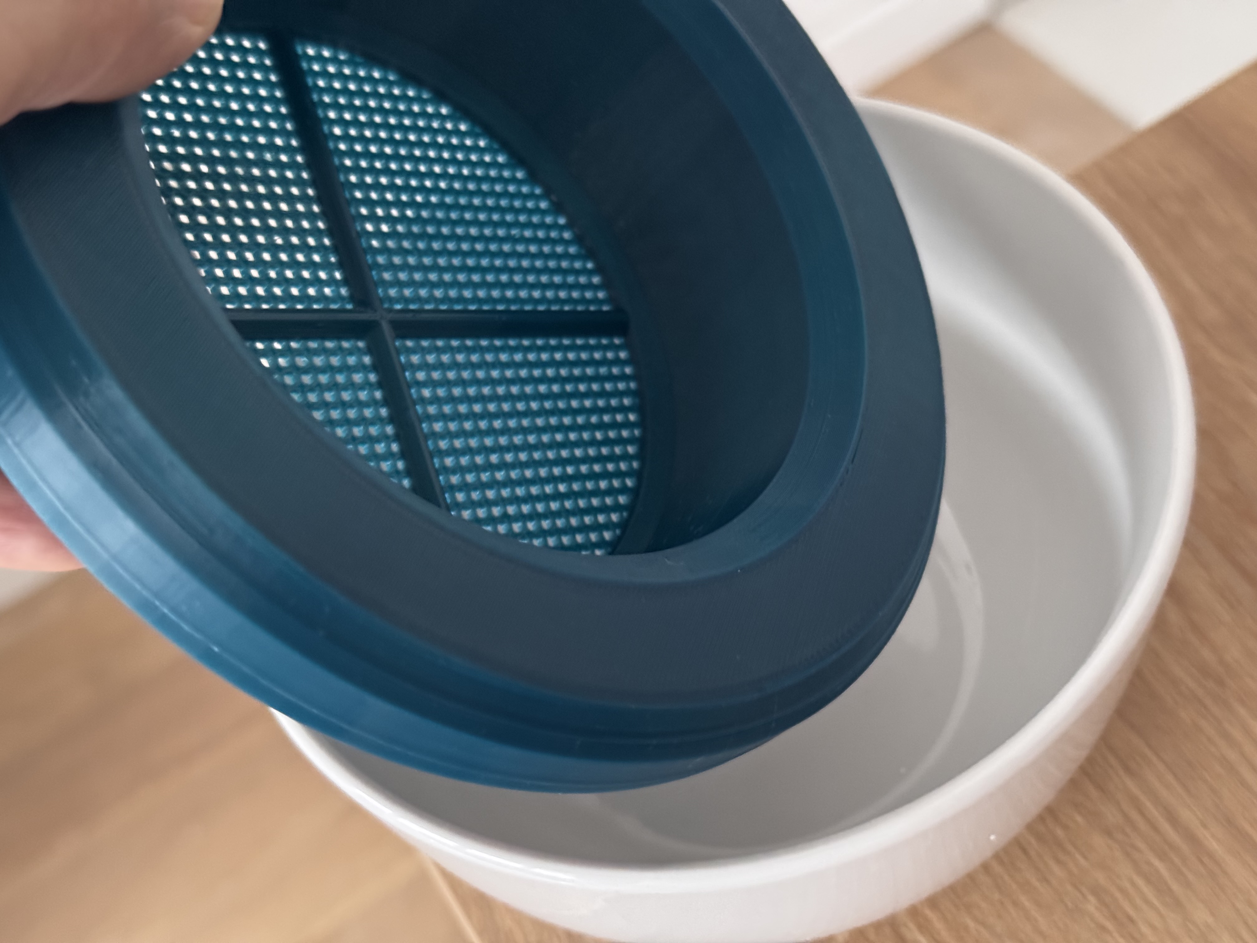 A tool to effortlessly wash rice and remove starch.