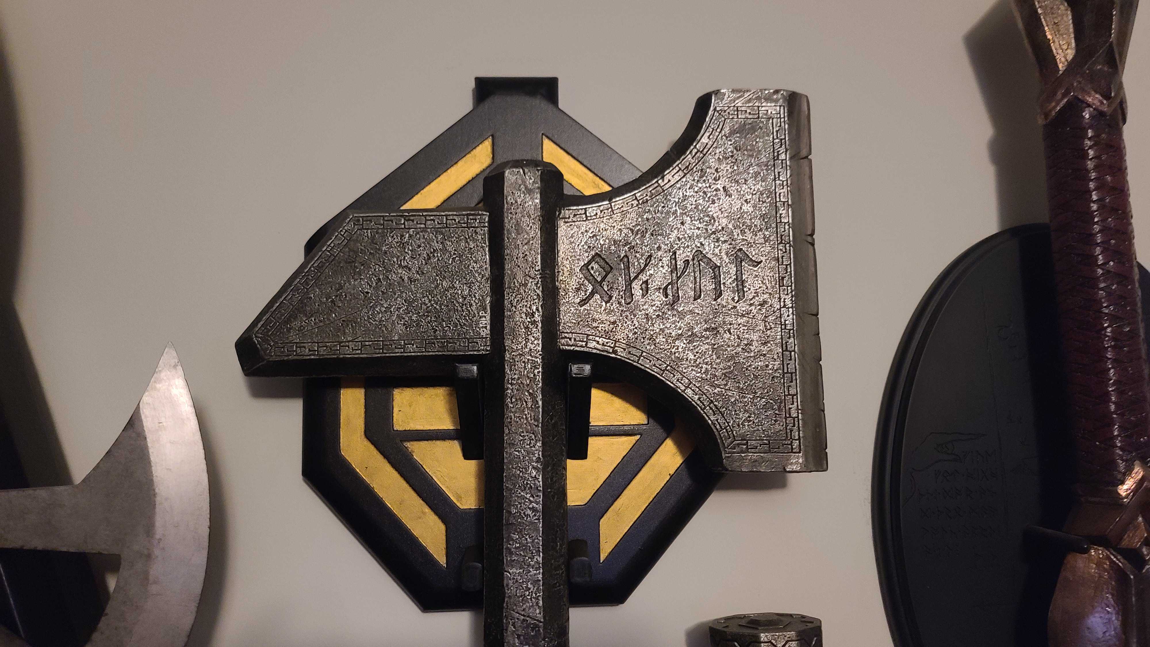 Weta Workshop Dwalin Axes Custom Wall Mount
