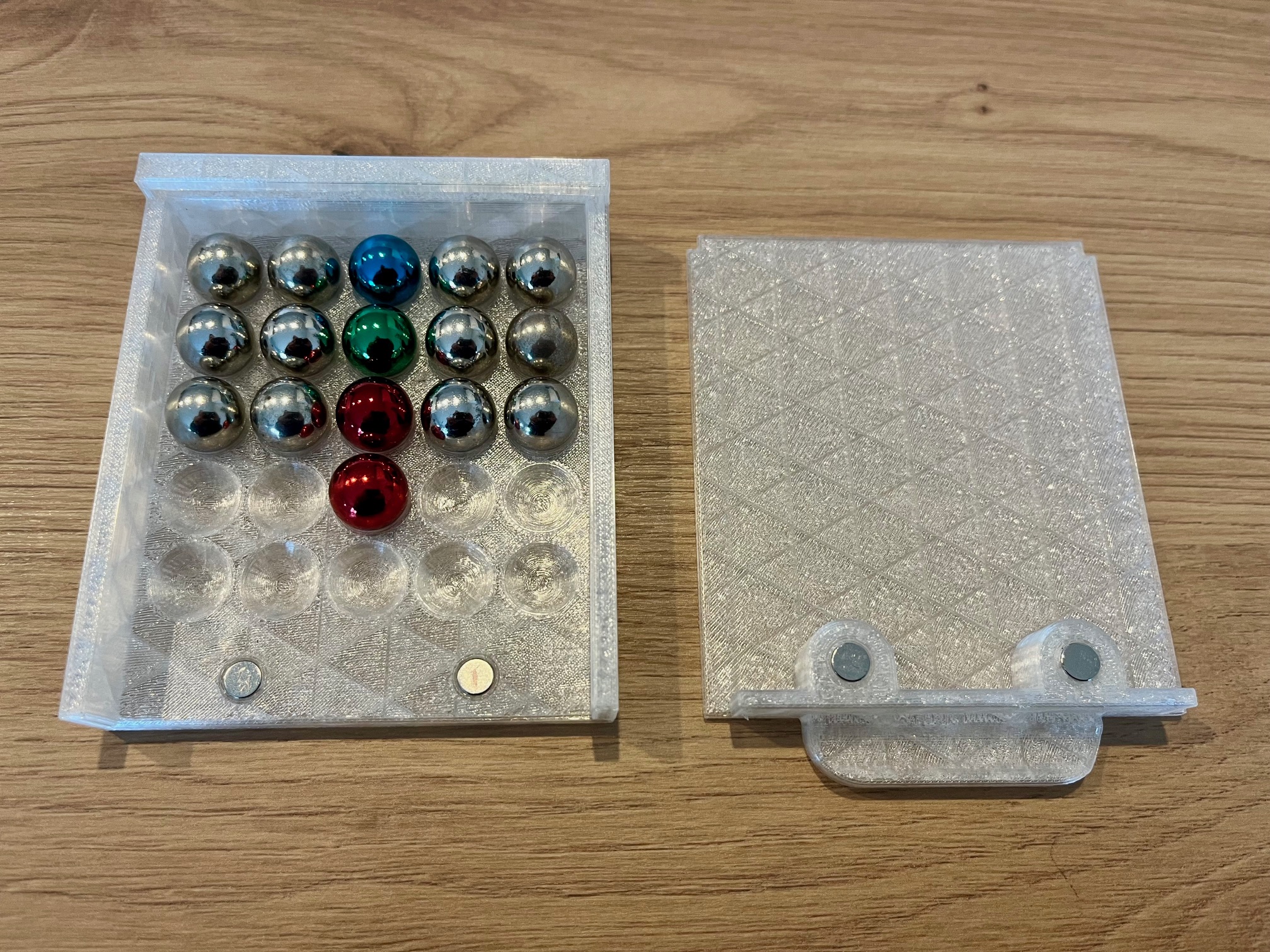 Box für bis zu 25 GraviTrax Kugeln (Remix für 6 x 2 mm Magnete) | Tray for up to 25 GraviTrax balls (remix for 6 x 2 mm magnets)