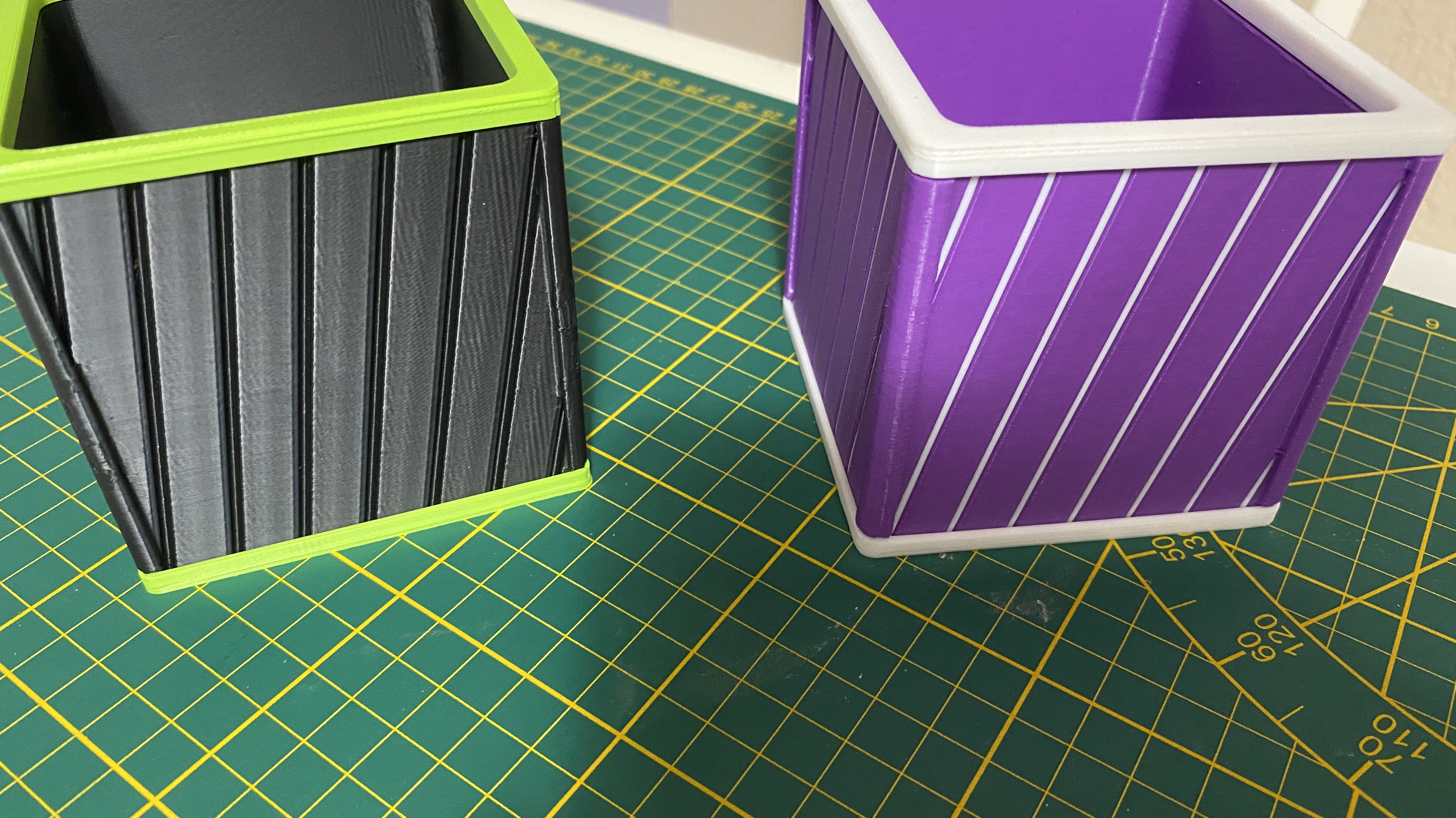 Planter with a Unique Design — miniatura 2