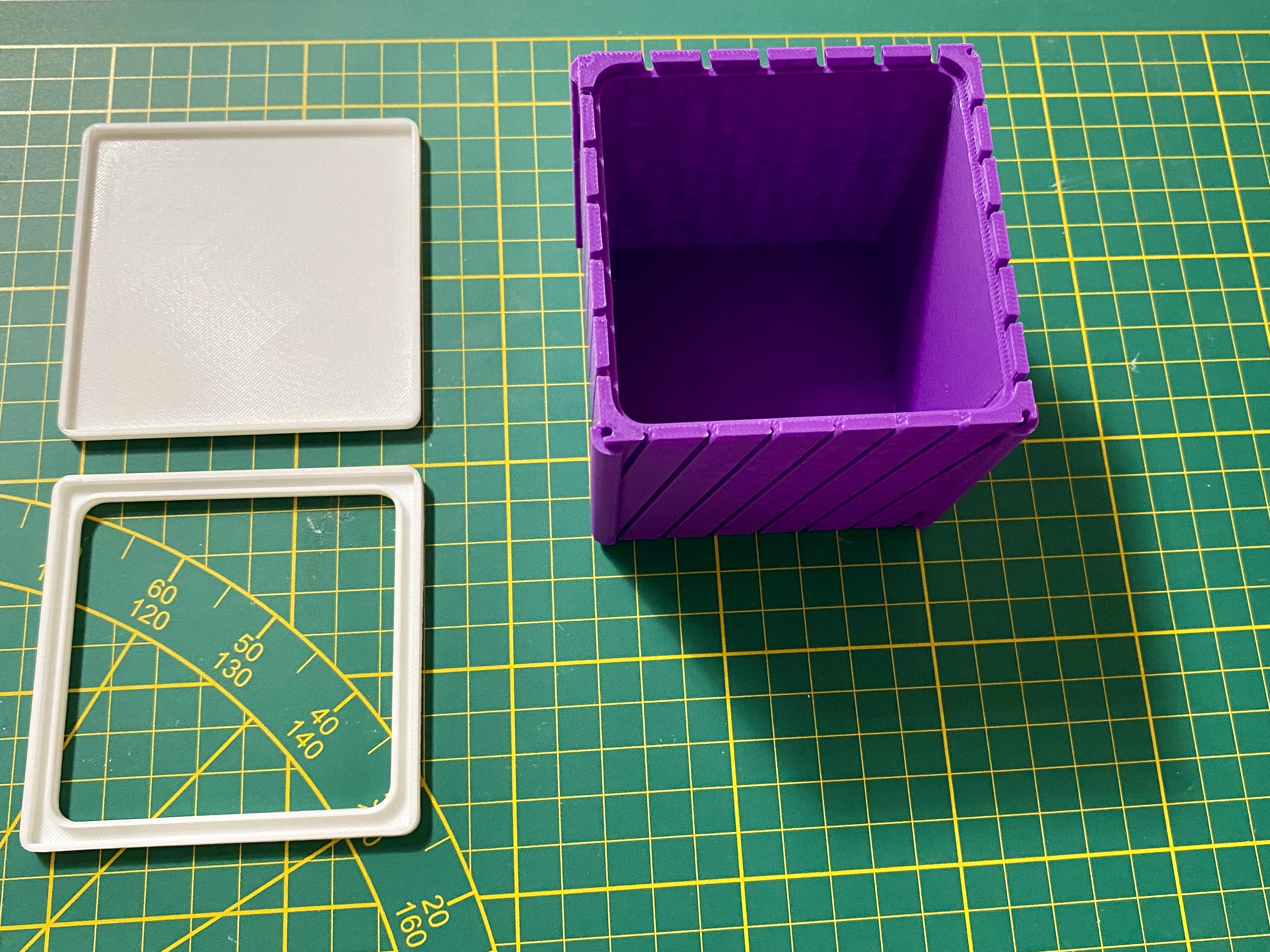 Planter with a Unique Design — miniatura 3
