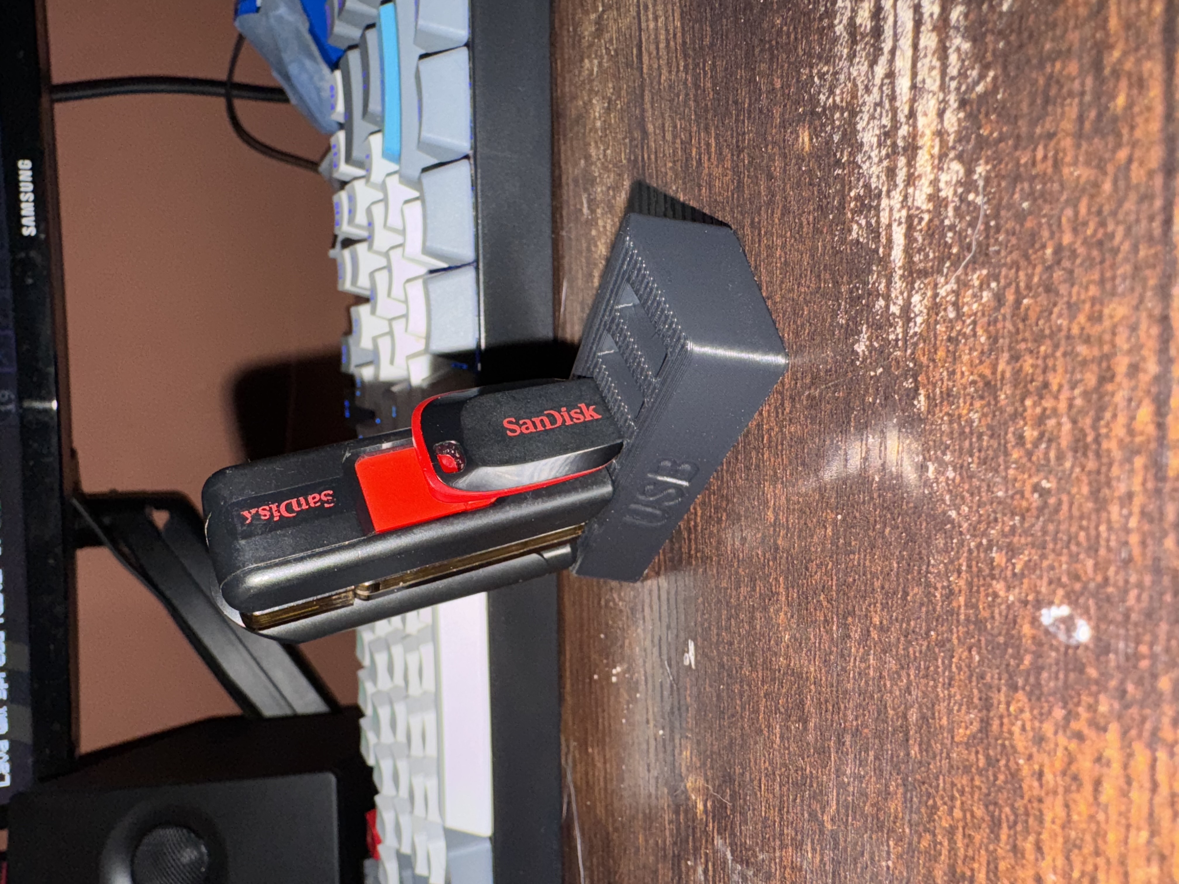 Simple USB Holder that just works. | READ DESCRIPTION