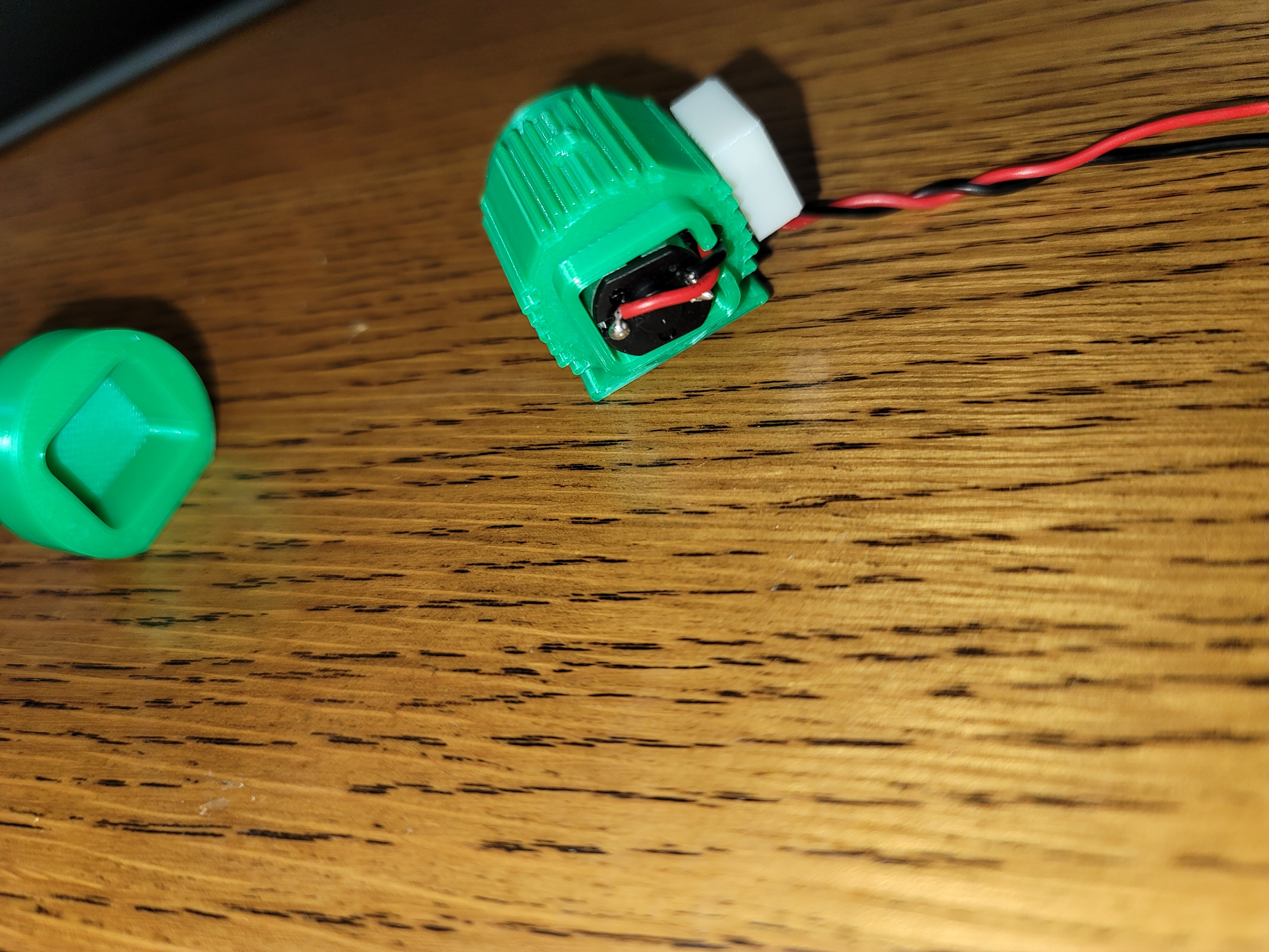 Miniatura 2 do modelo 3D 1:12 Scale Functional Motor Casing