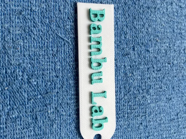 Klíčenka s nápisem BAMBU LAB