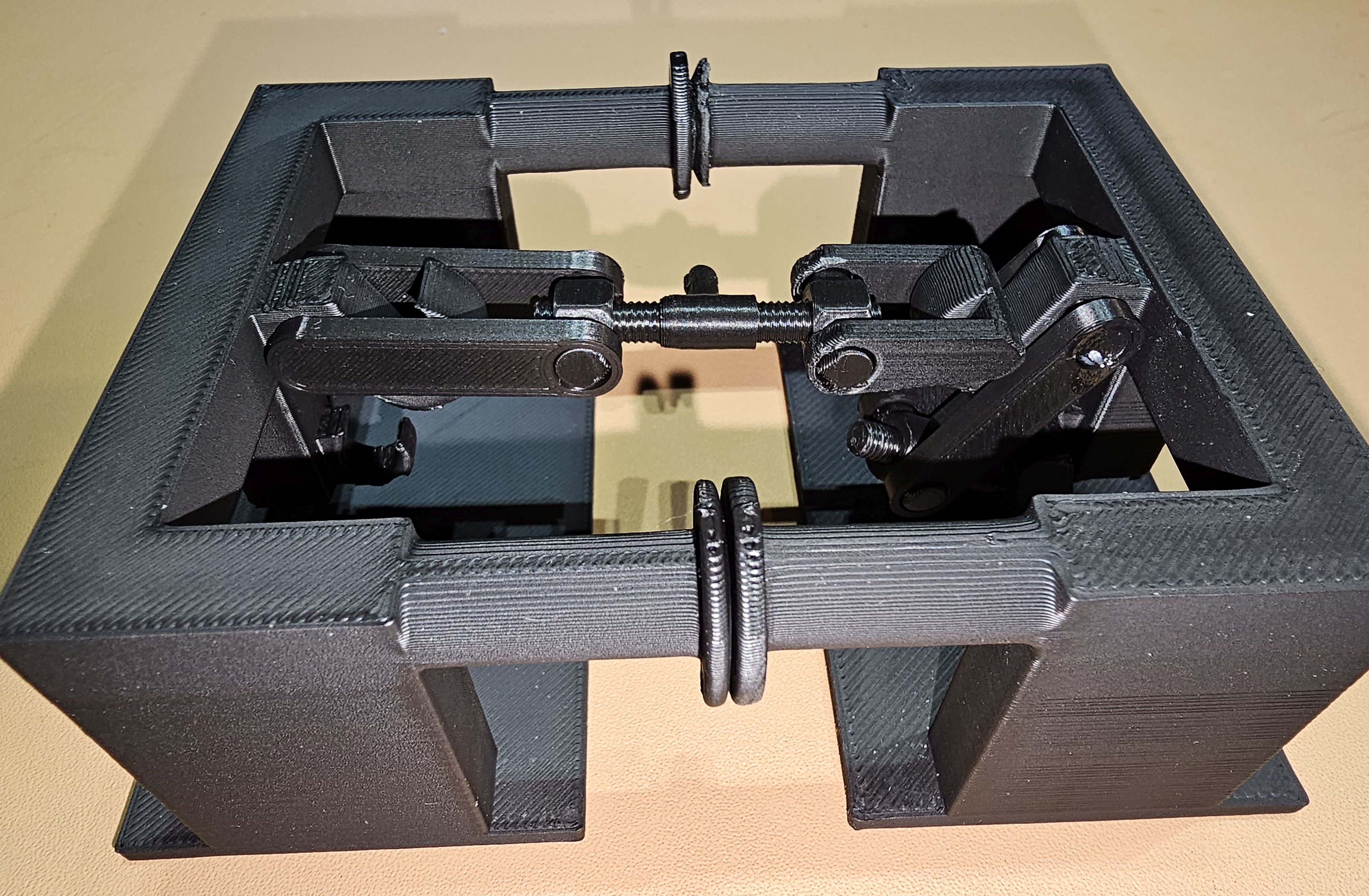 Functional Model of a European style railway screw coupler (UIC Schraubenkupplung)