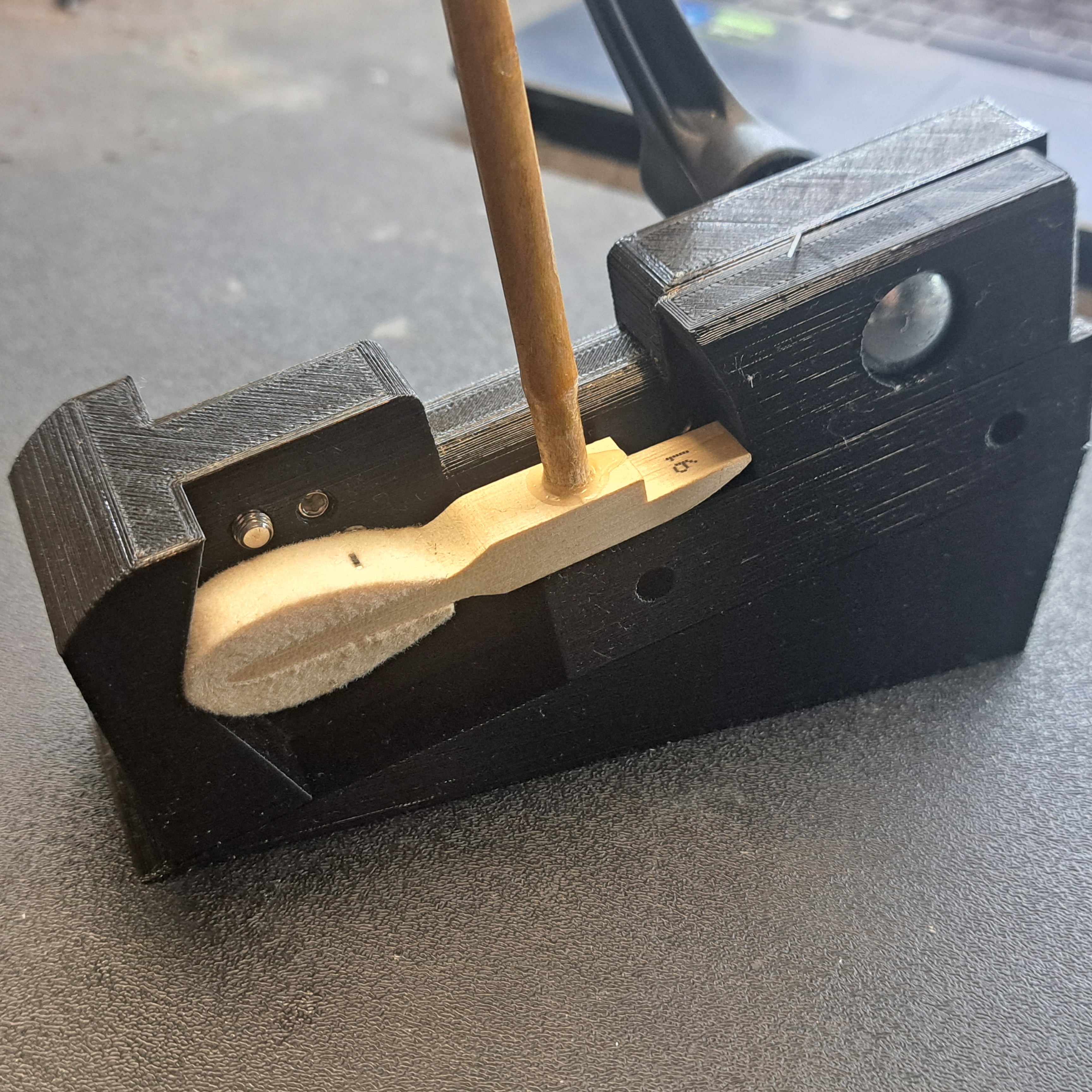 Jig for tapering hammers with shanks
