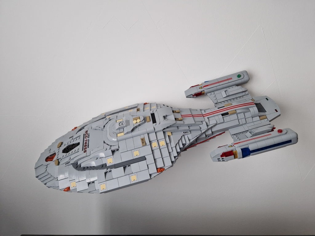 Bluebrixx Star Trek Voyager Wall Mount