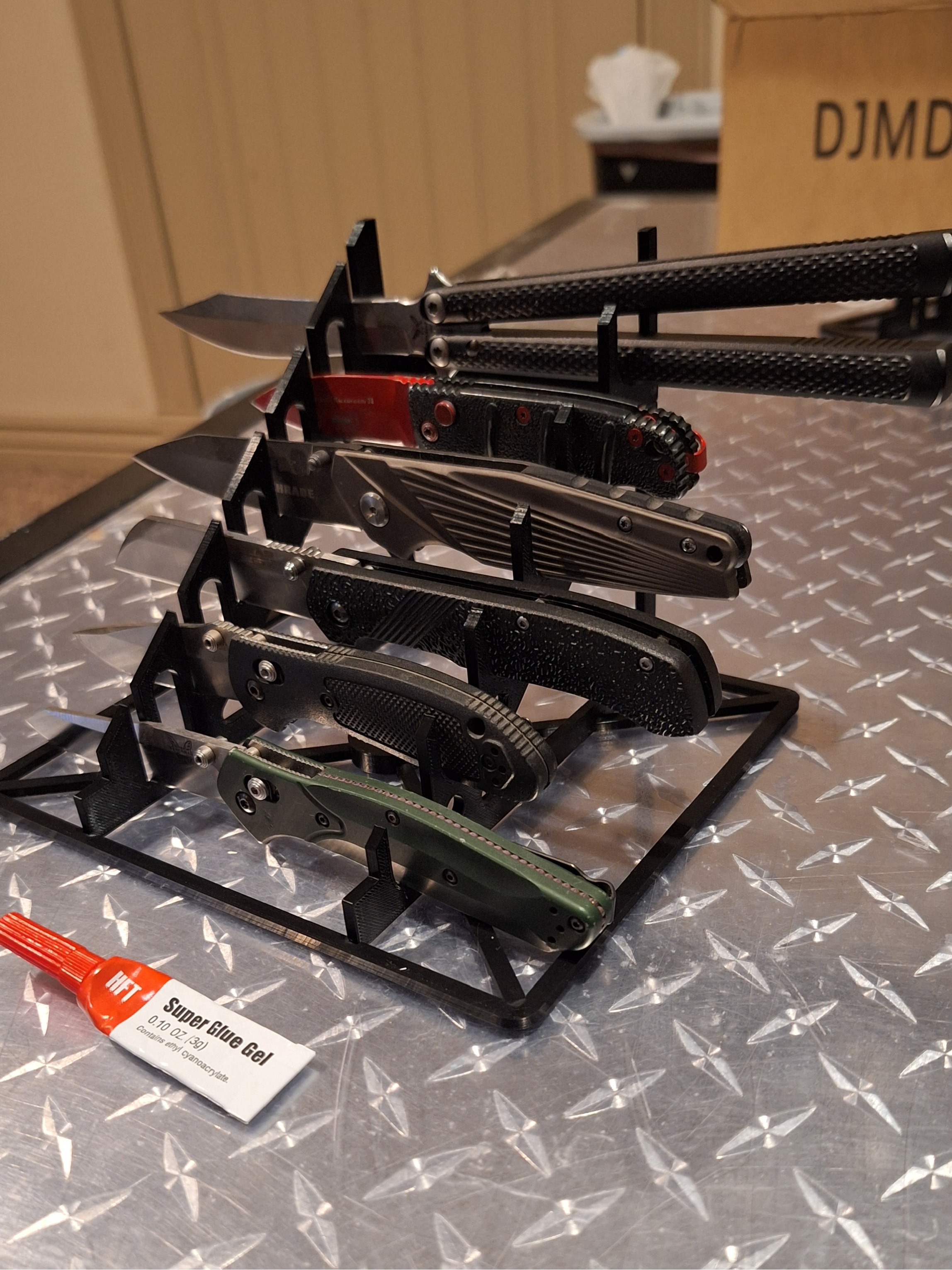 6 slot Pocket Knife Display Storage Stand for EDC regular size Knives in the open position