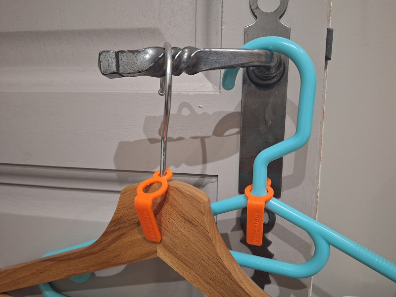 Simple label for identification of clothes hangers