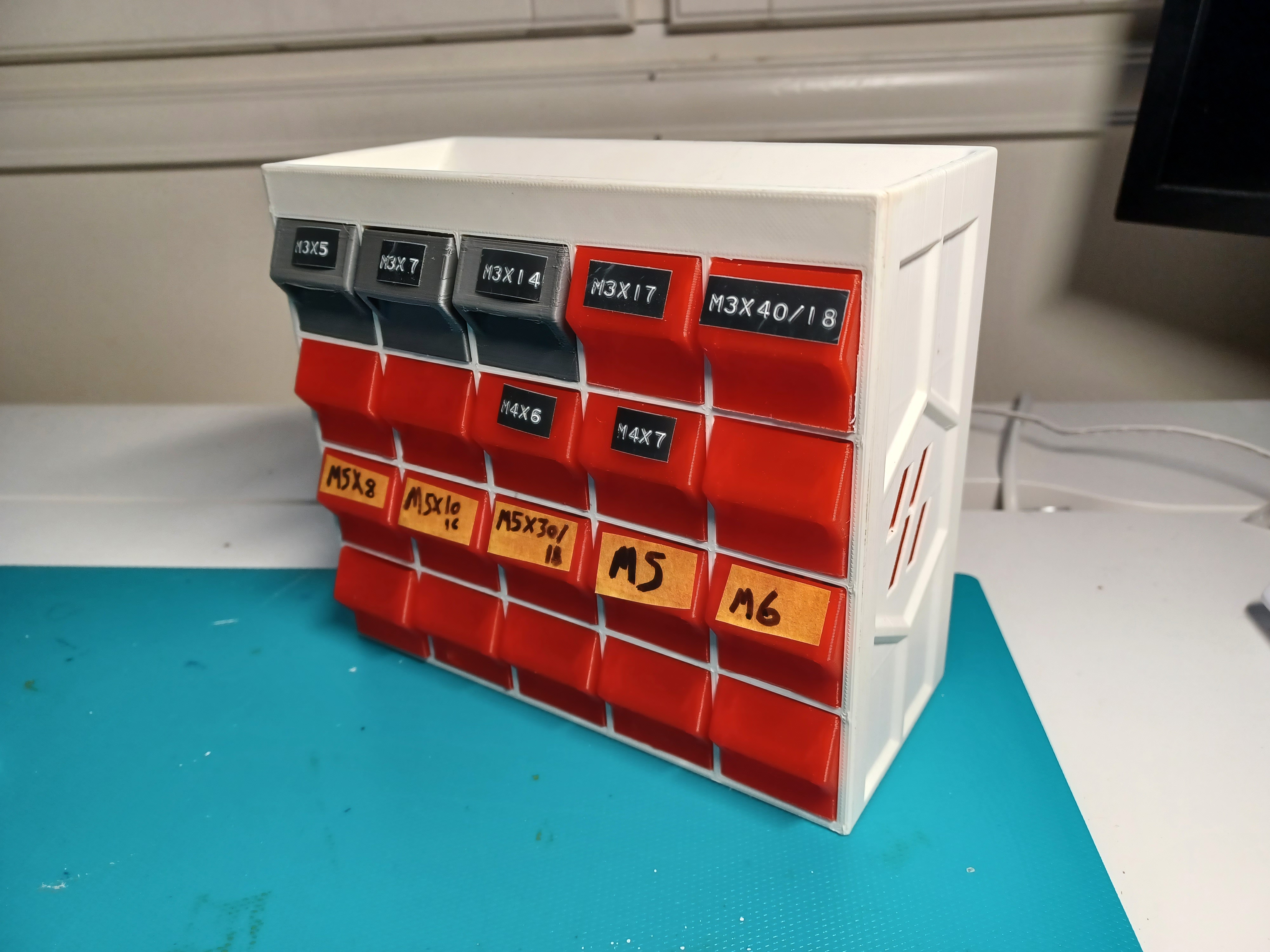 Minimal Small Screw Organizer