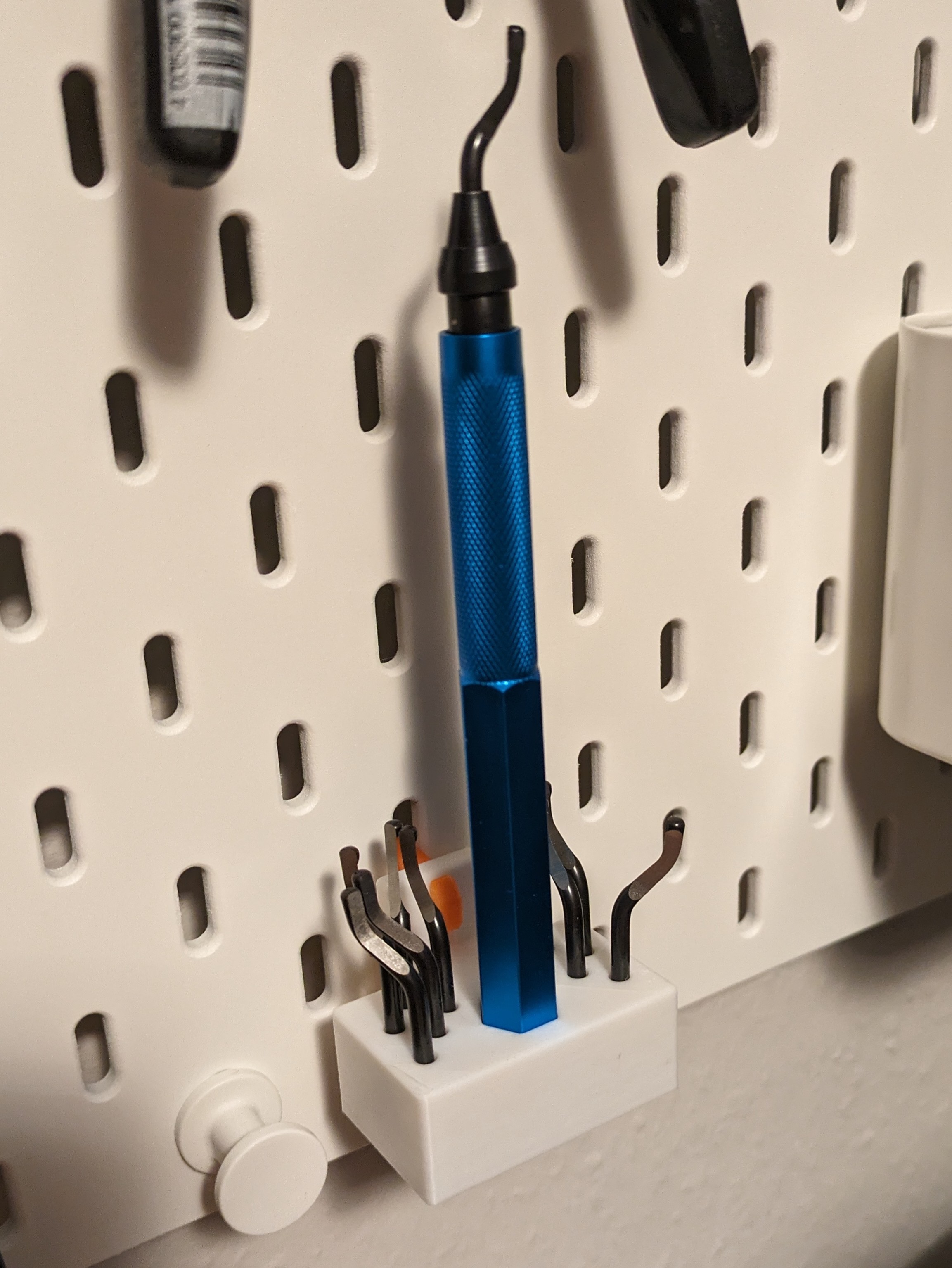 Deburring tool holder for Skadis board