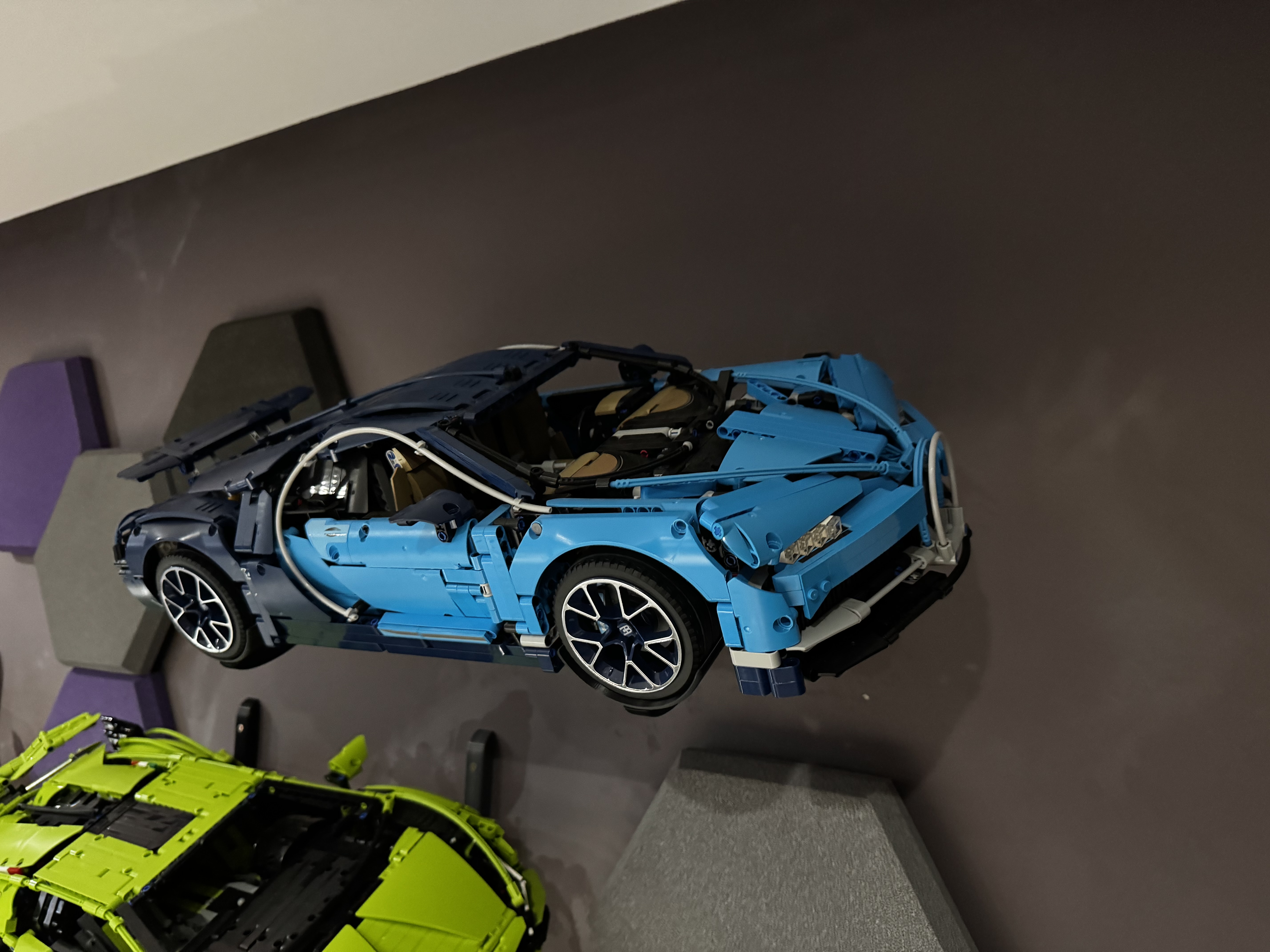 Lego Wall Support for Bugatti Chiron 42083