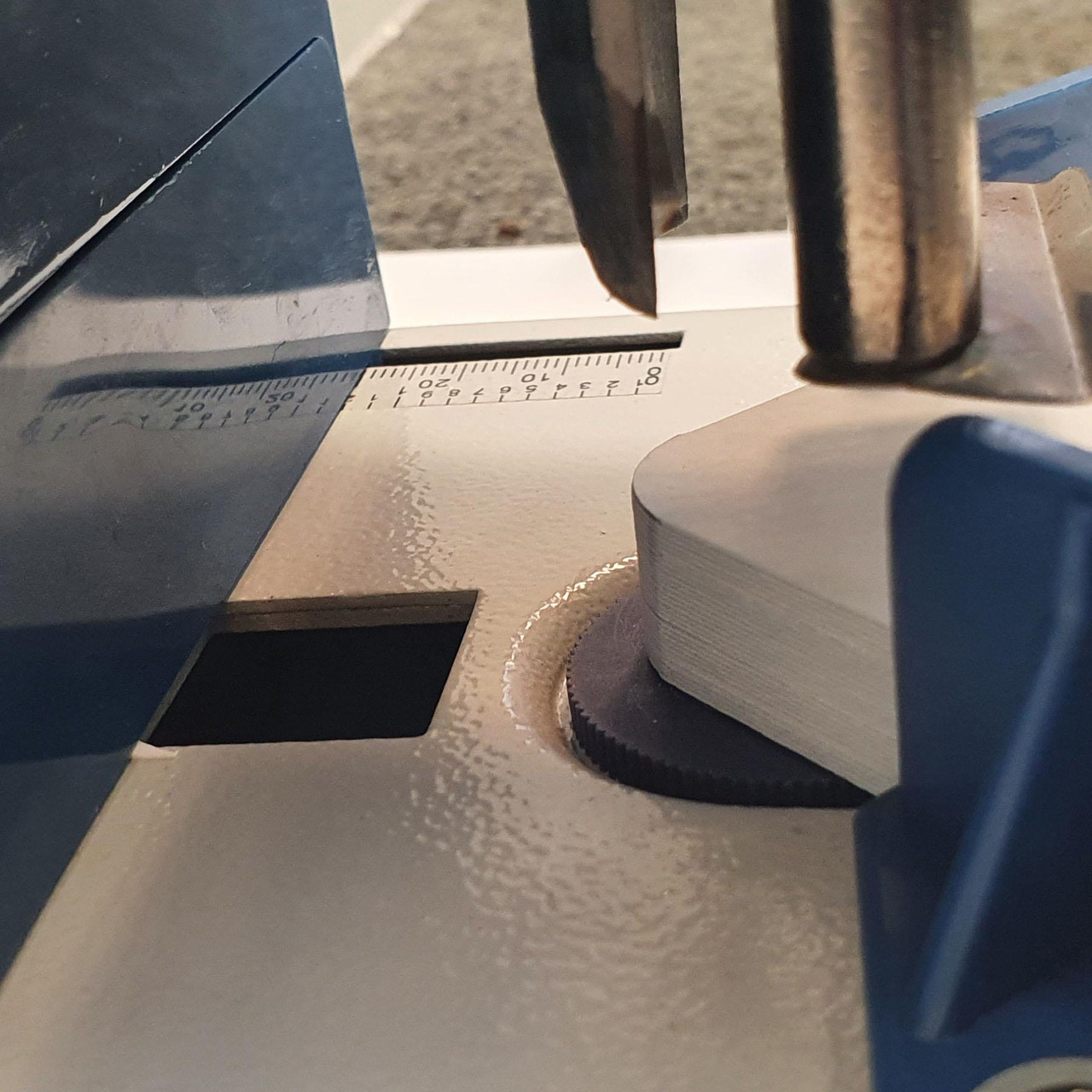 Heavy duty corner rounder plastic pad