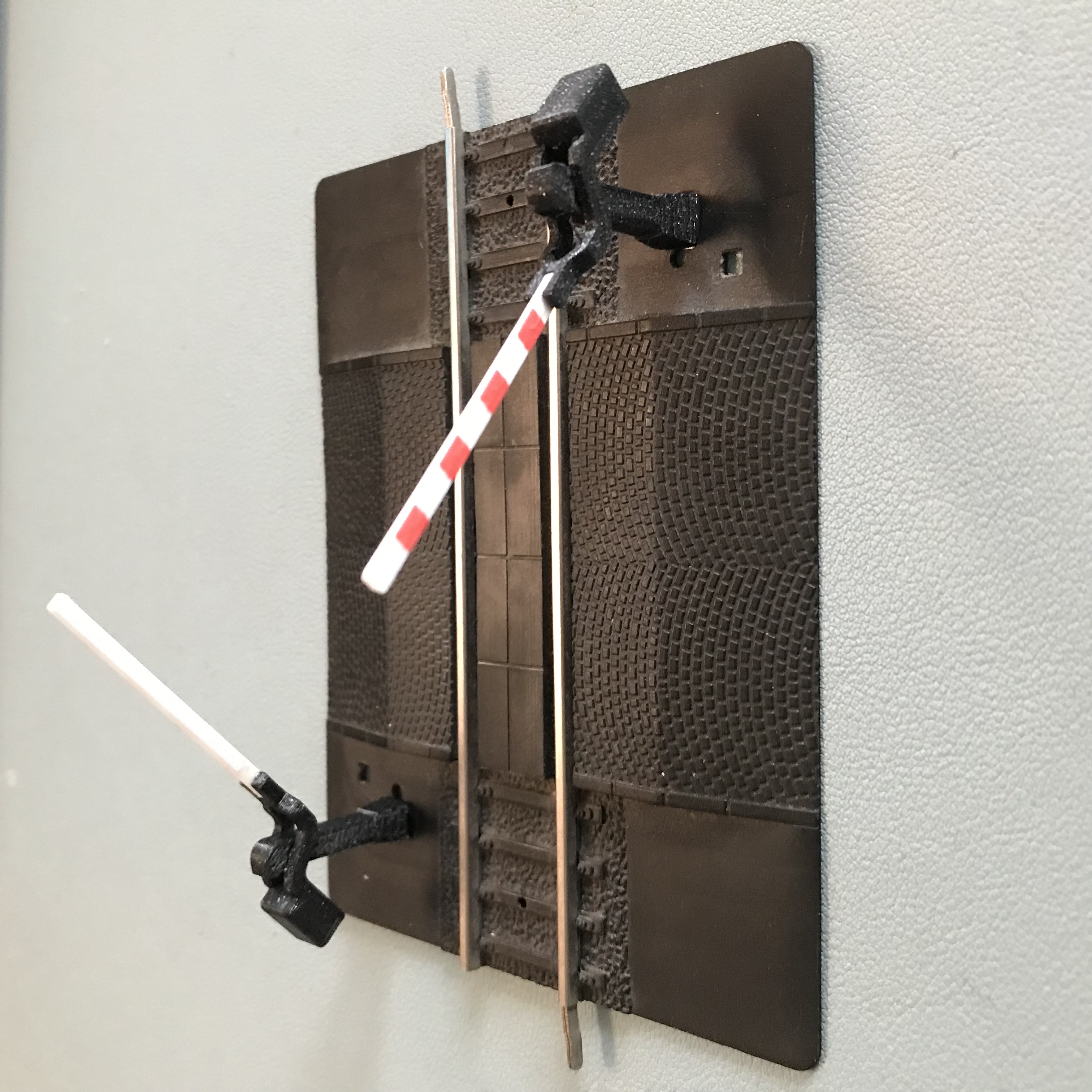 Závora k železničnímu přejezdu H0/Barrier to railway crossing H0 — miniatura 3