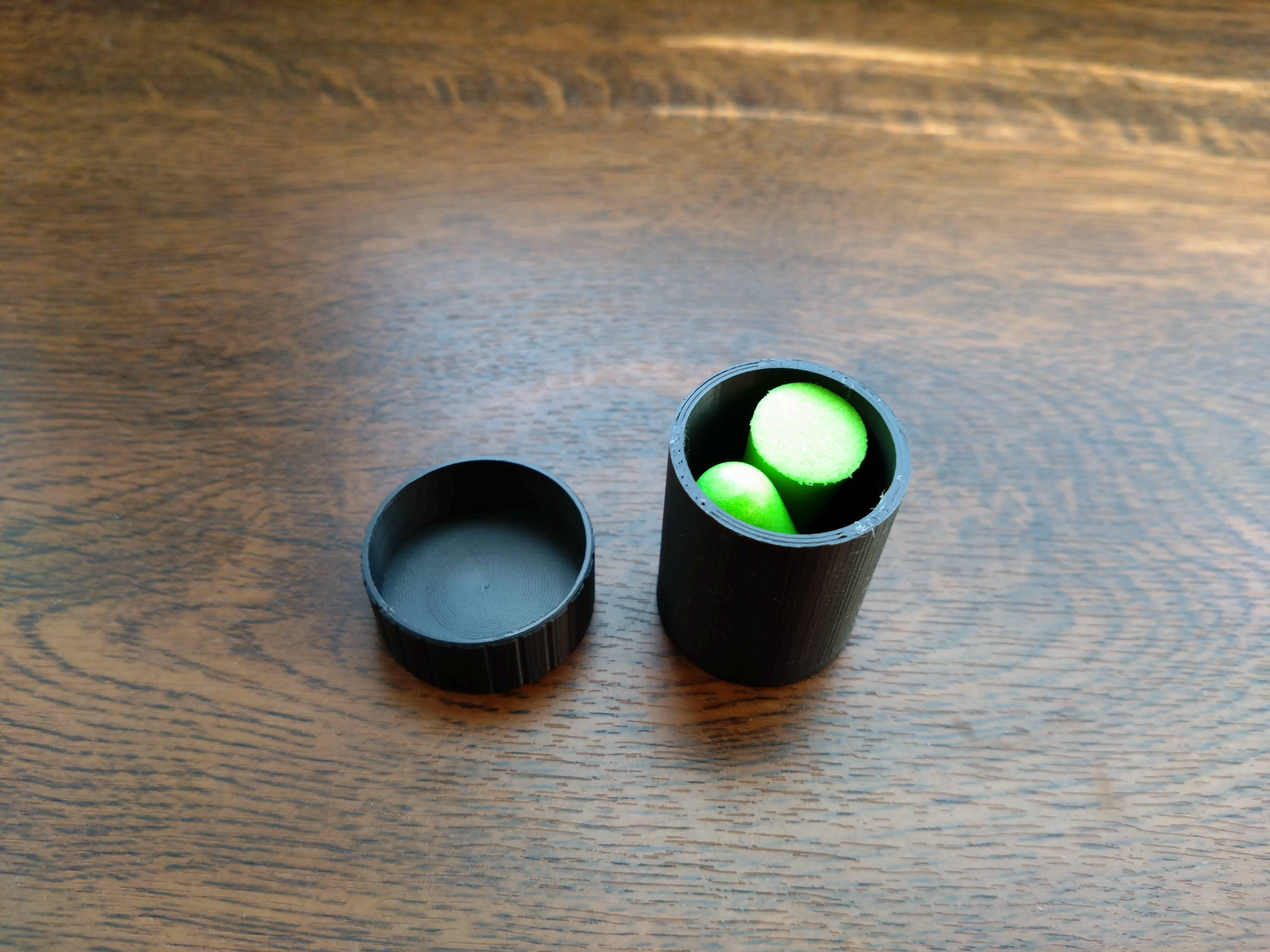 Simple earplugs case