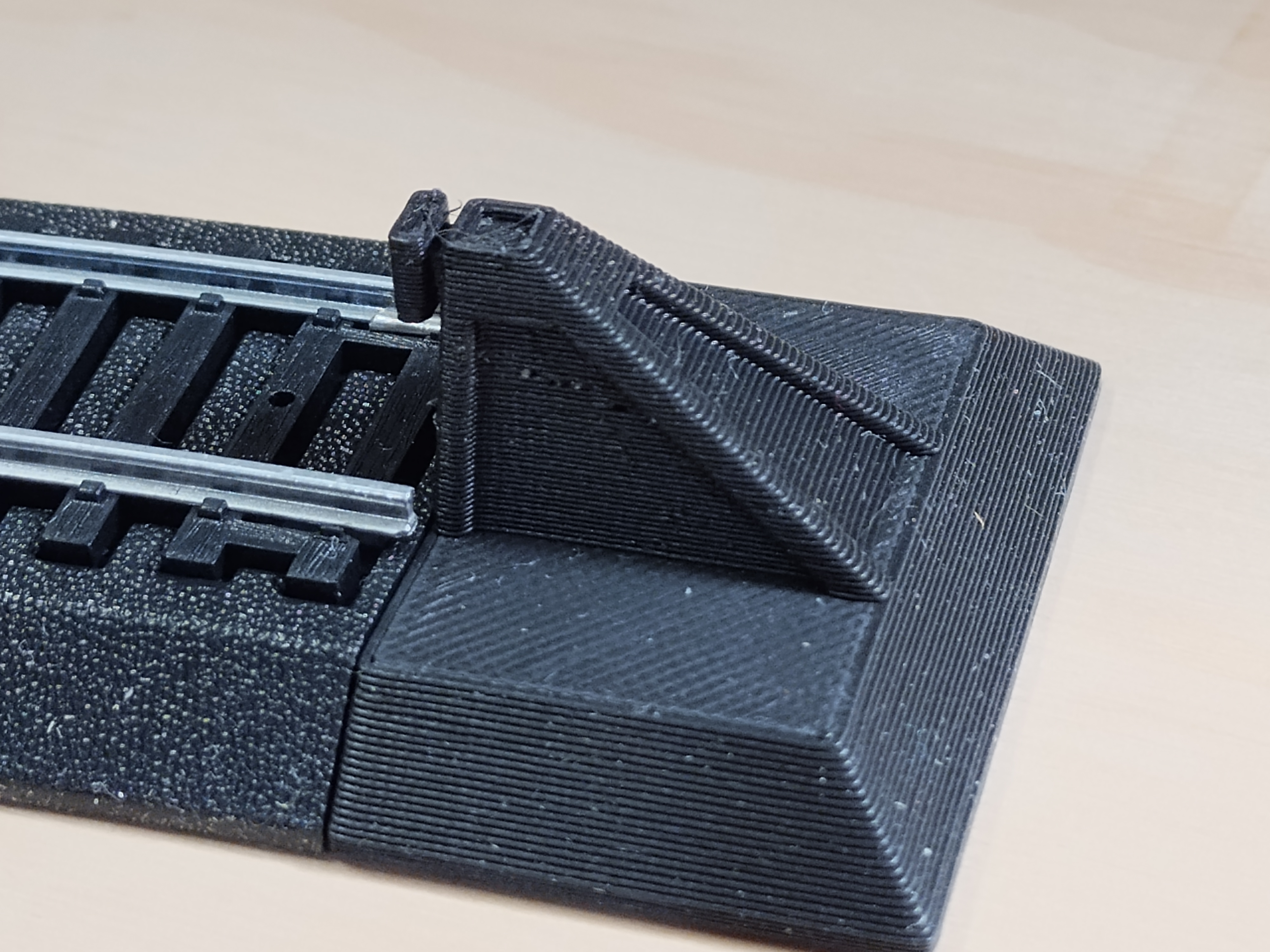 HO Scale Hayes Bumper for EZ Track