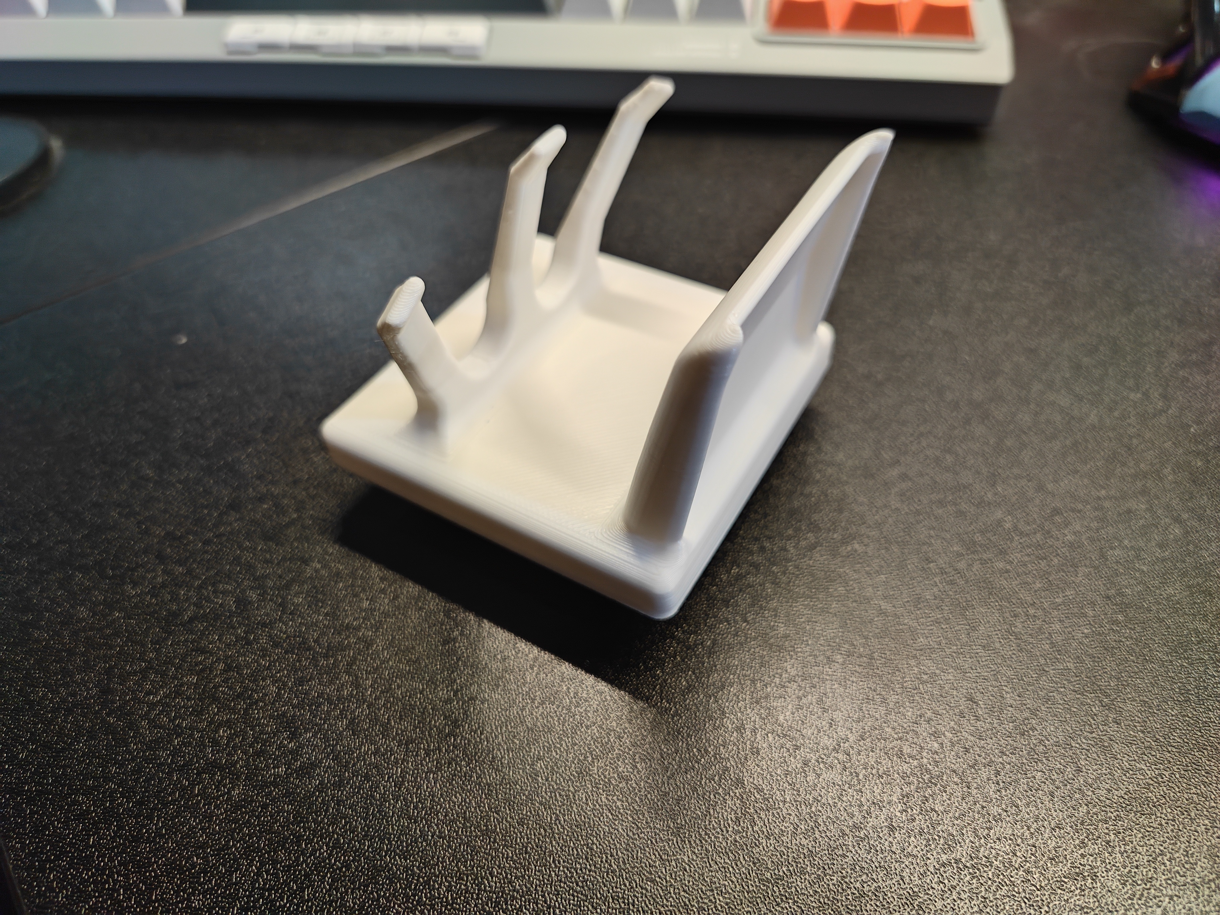 Claw hooks with small trinket shelf for Skadis - Minimal Supports - Credit to @LayerCake for mounting system