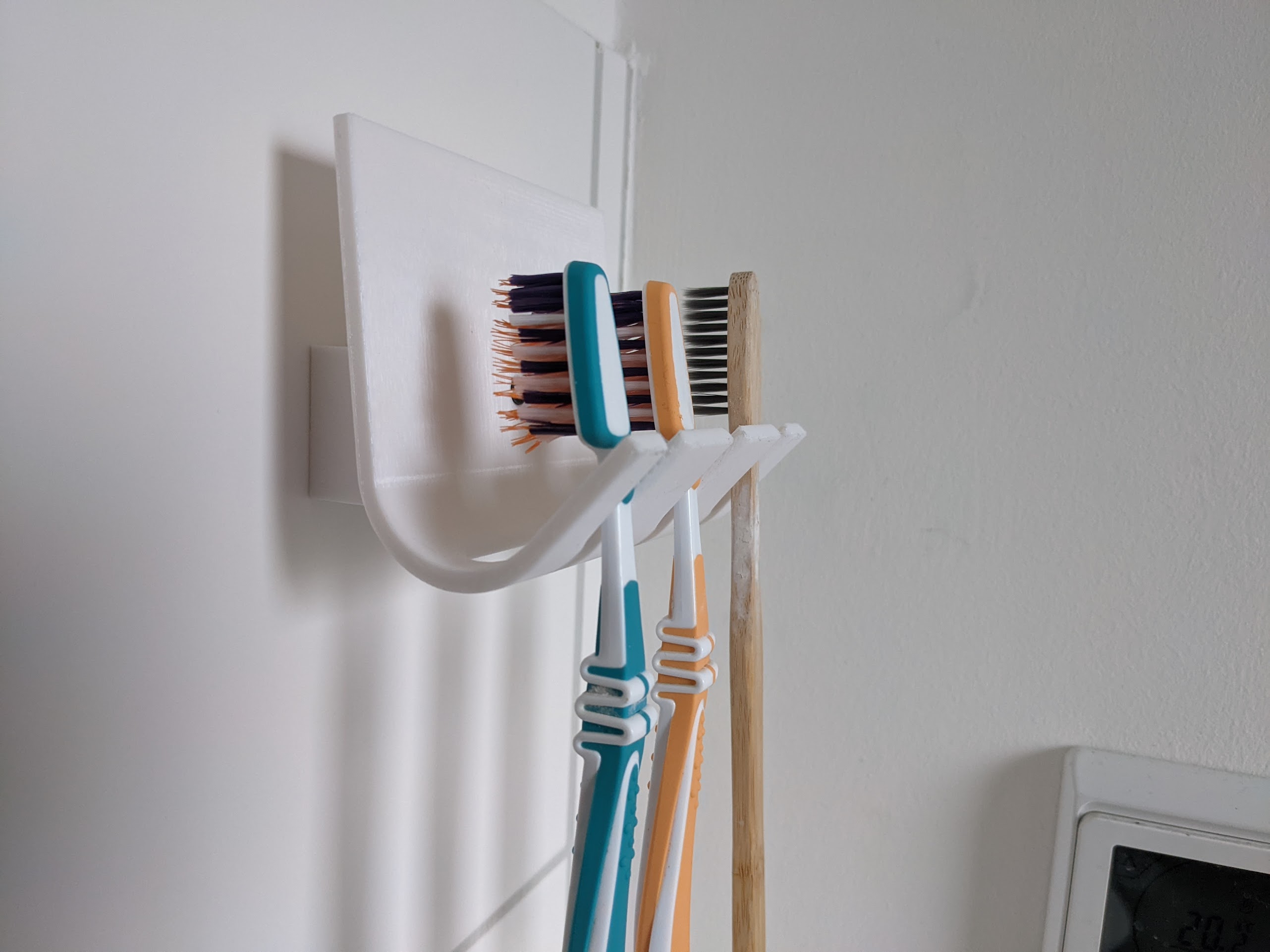 3-teiliger Zahnbürsten Halter für 3 Zahnbürsten / 3-piece toothbrush holder for 3 toothbrushes