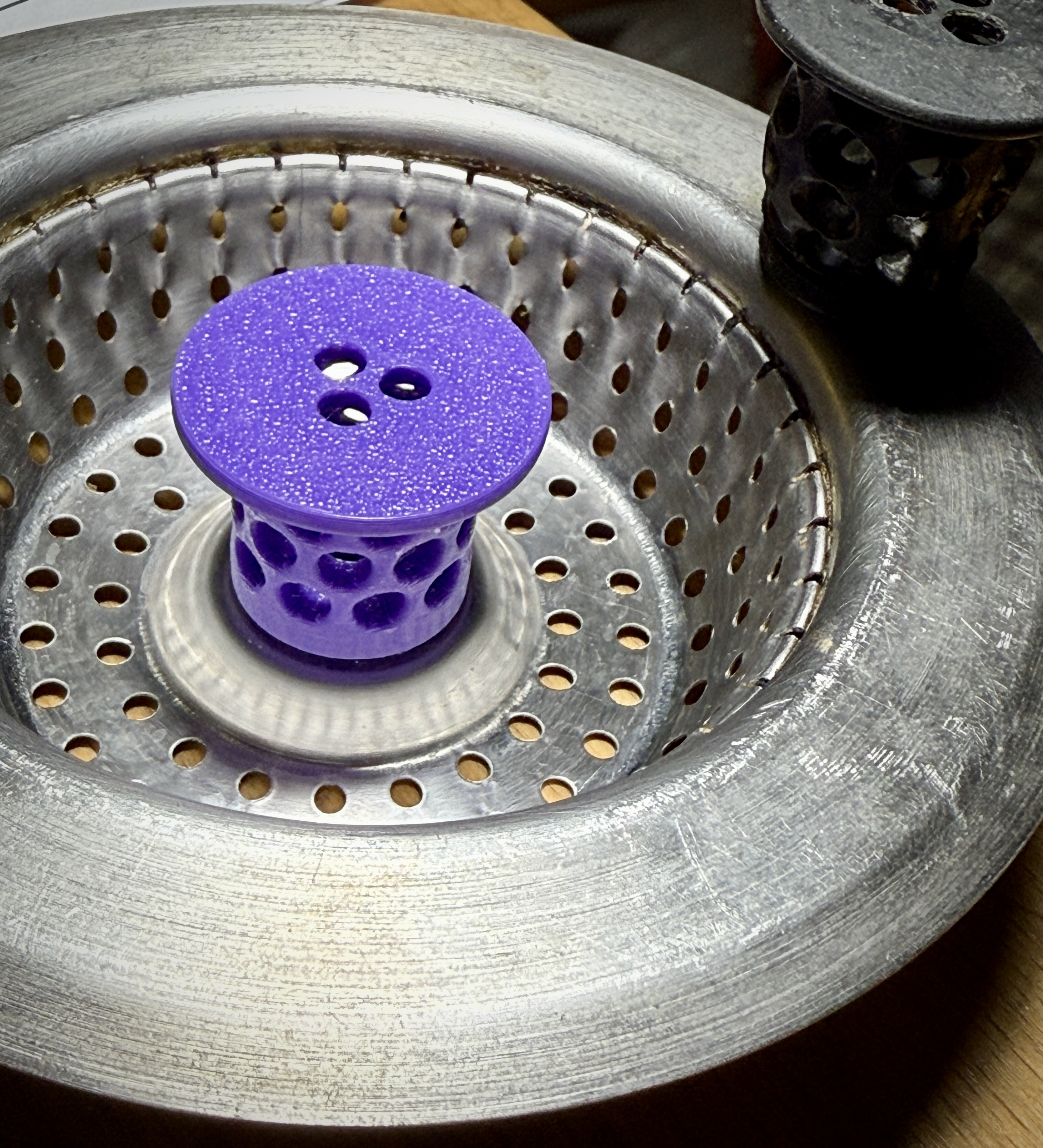 Sink strainer handle