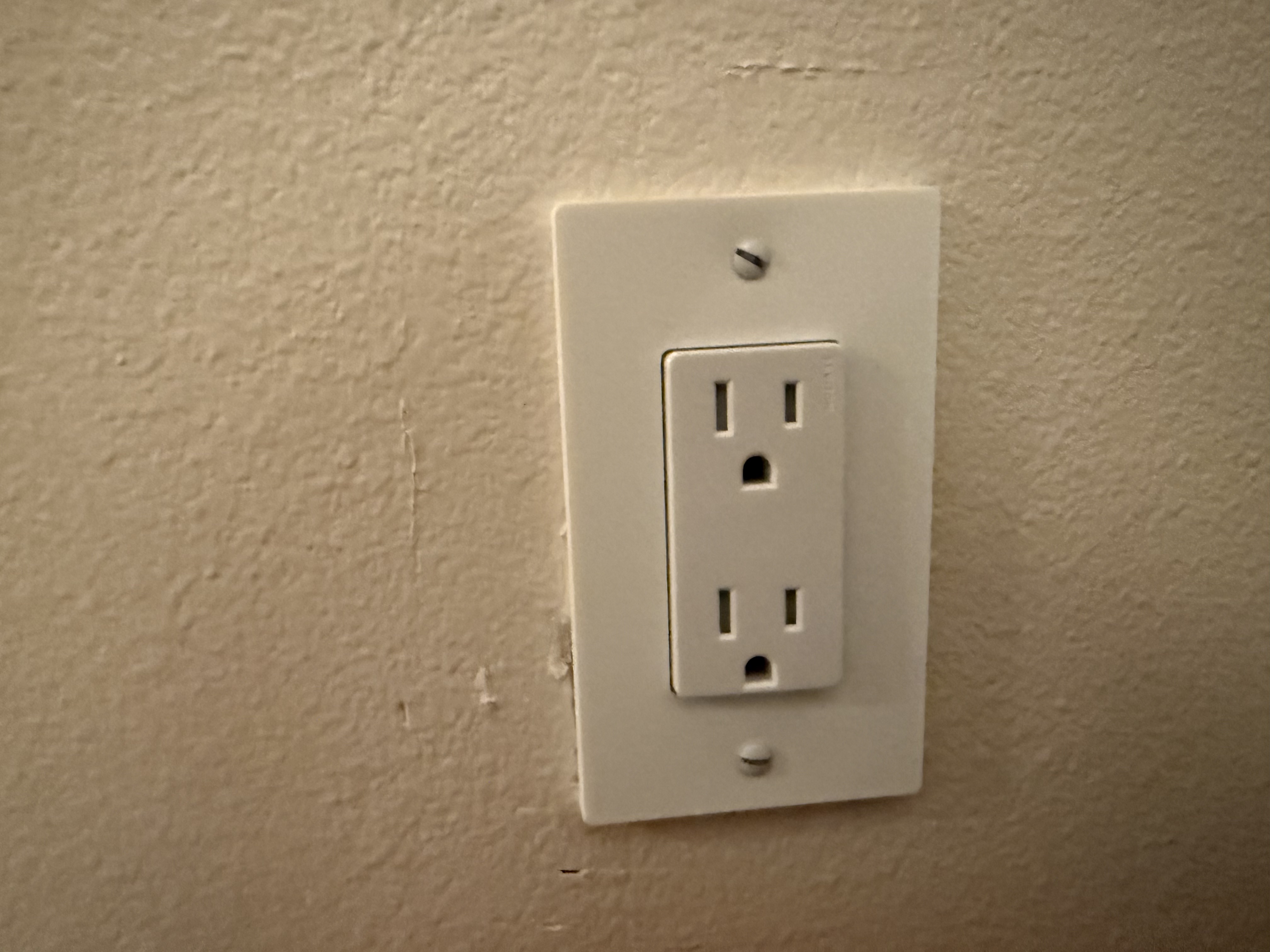 Simple Leviton Decora Outlet Wallplate