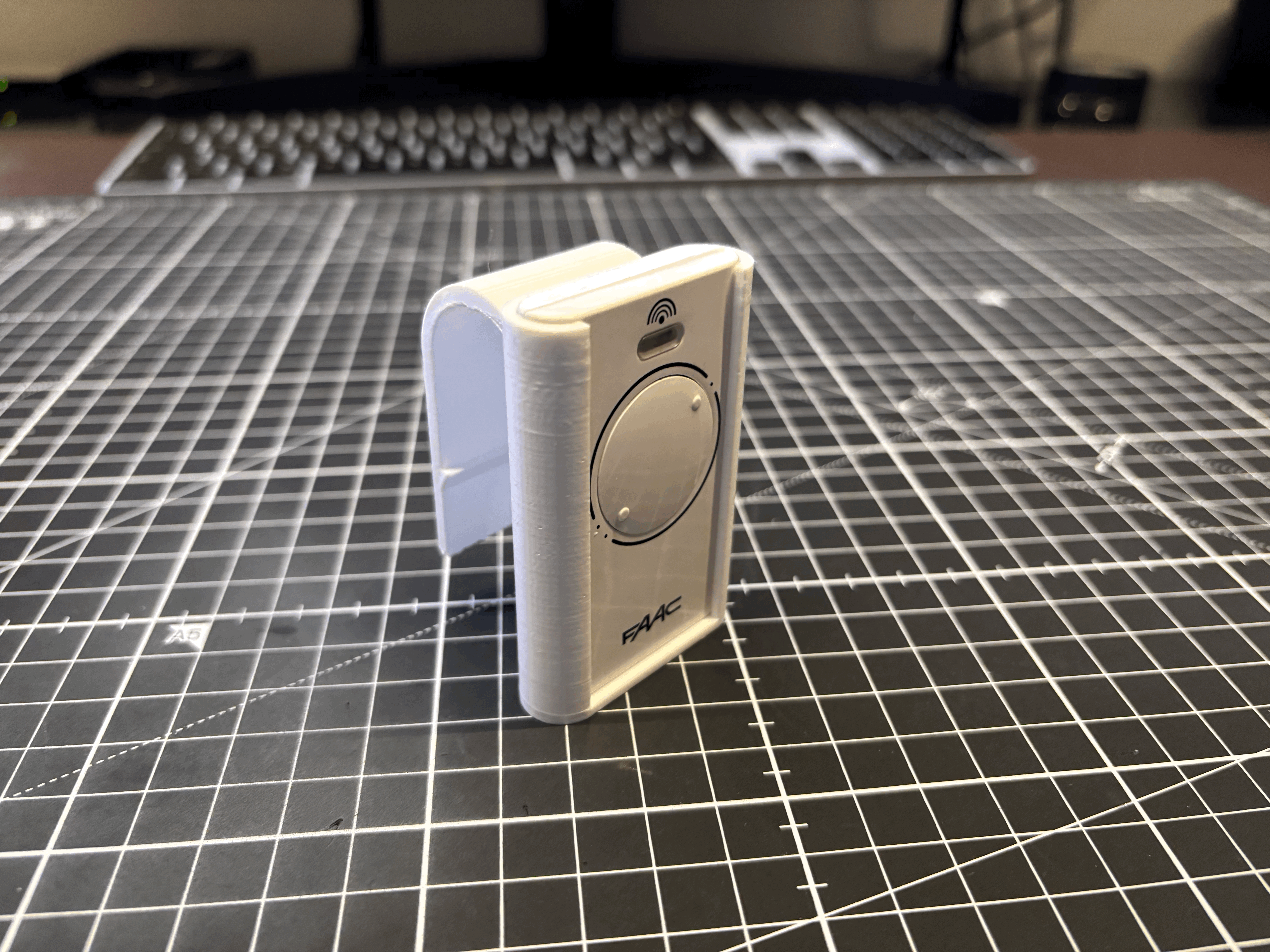 Porta  Telecomando Faac XT4 868 SLH LR per auto, ideale da applicare sulla aletta para solo dell'auto. | FAAC XT4 868 SLH LR Remote Holder for Car, ideal for attaching to the car's sun visor.