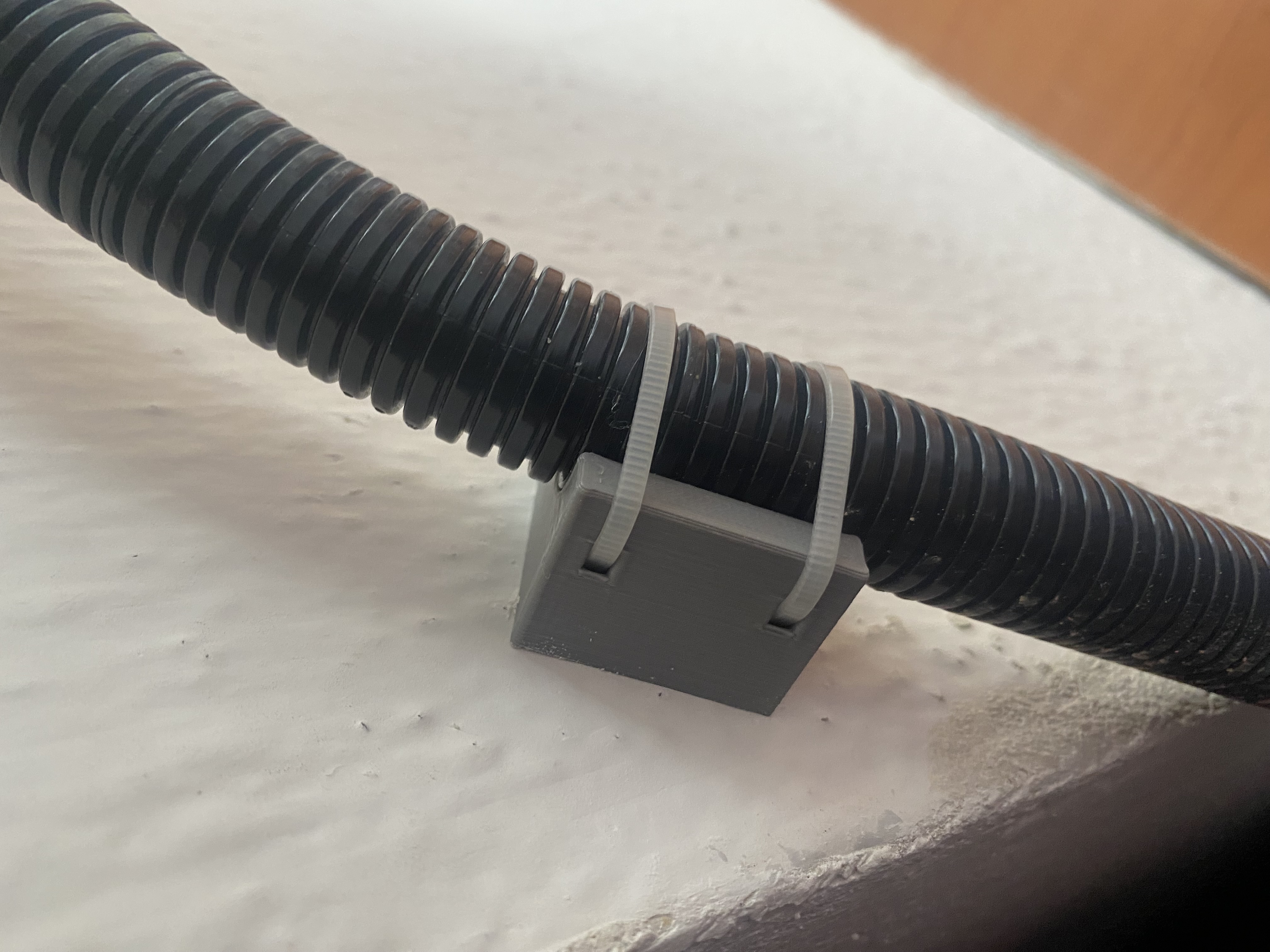Držák chráničky kabelů - průměr 21mm