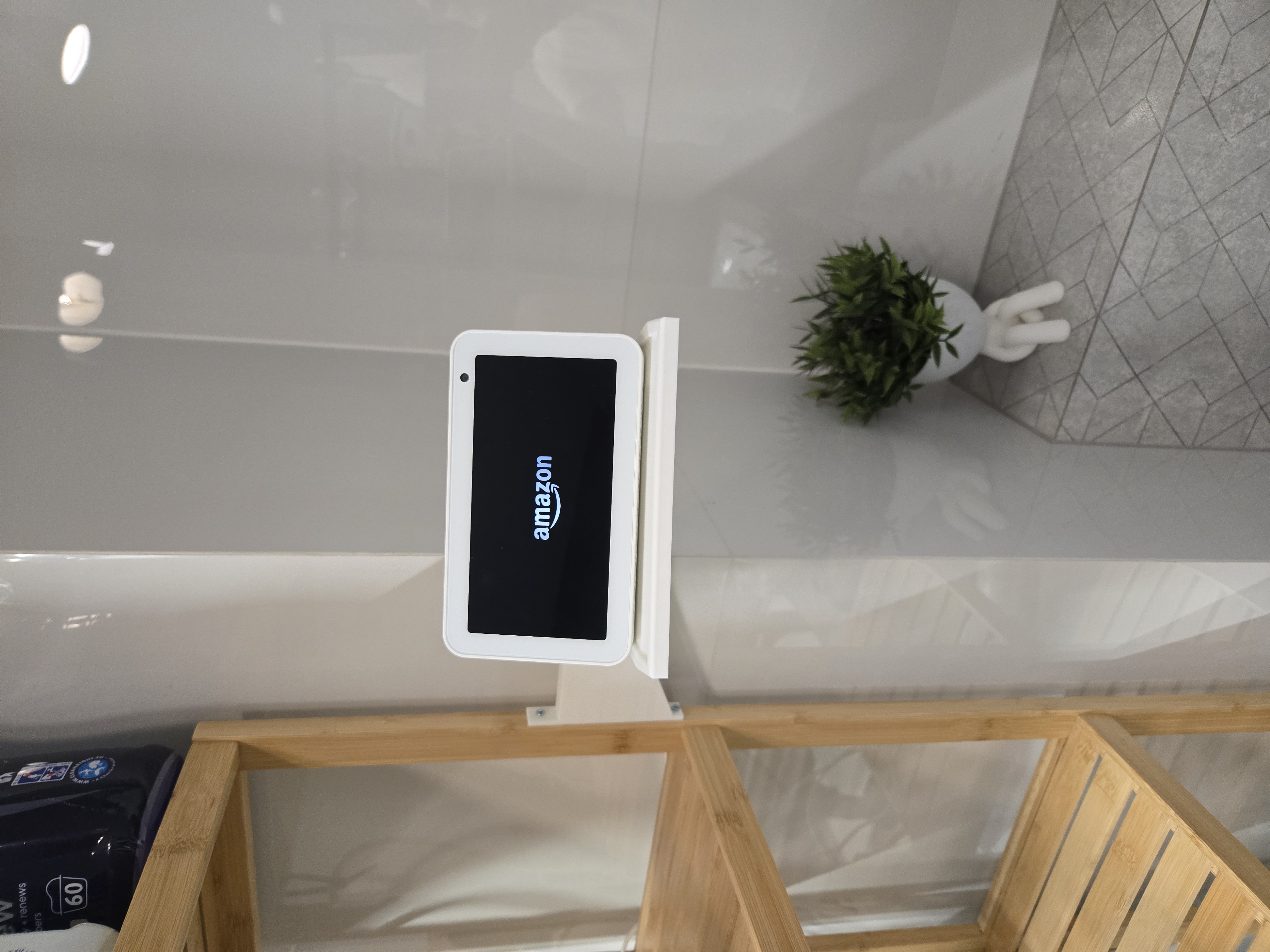 Arm for Amazon Echo Show shelf / mount