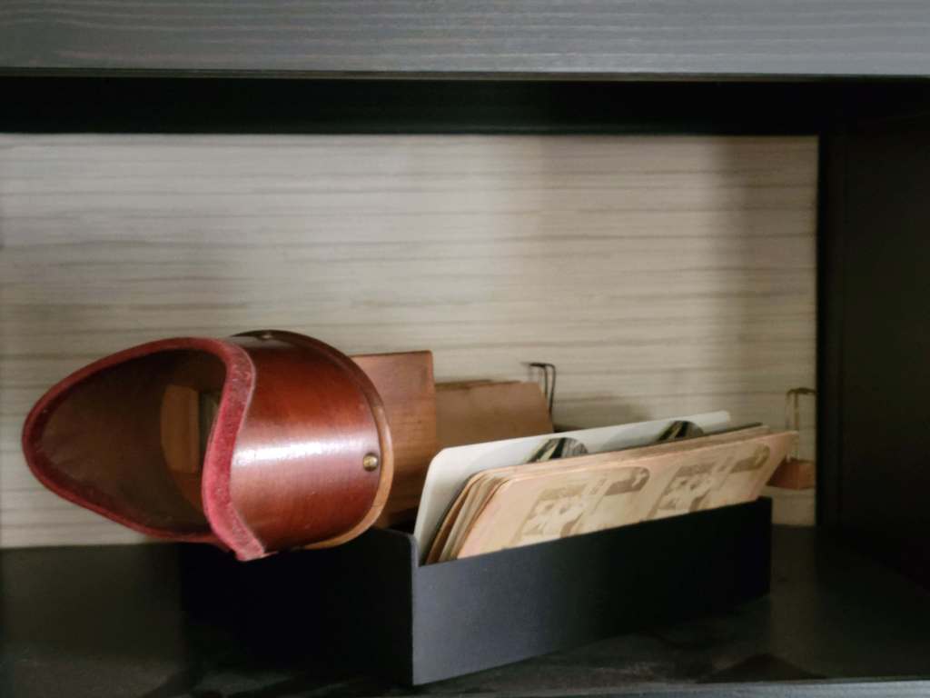 Stereoscope stand with picture trays