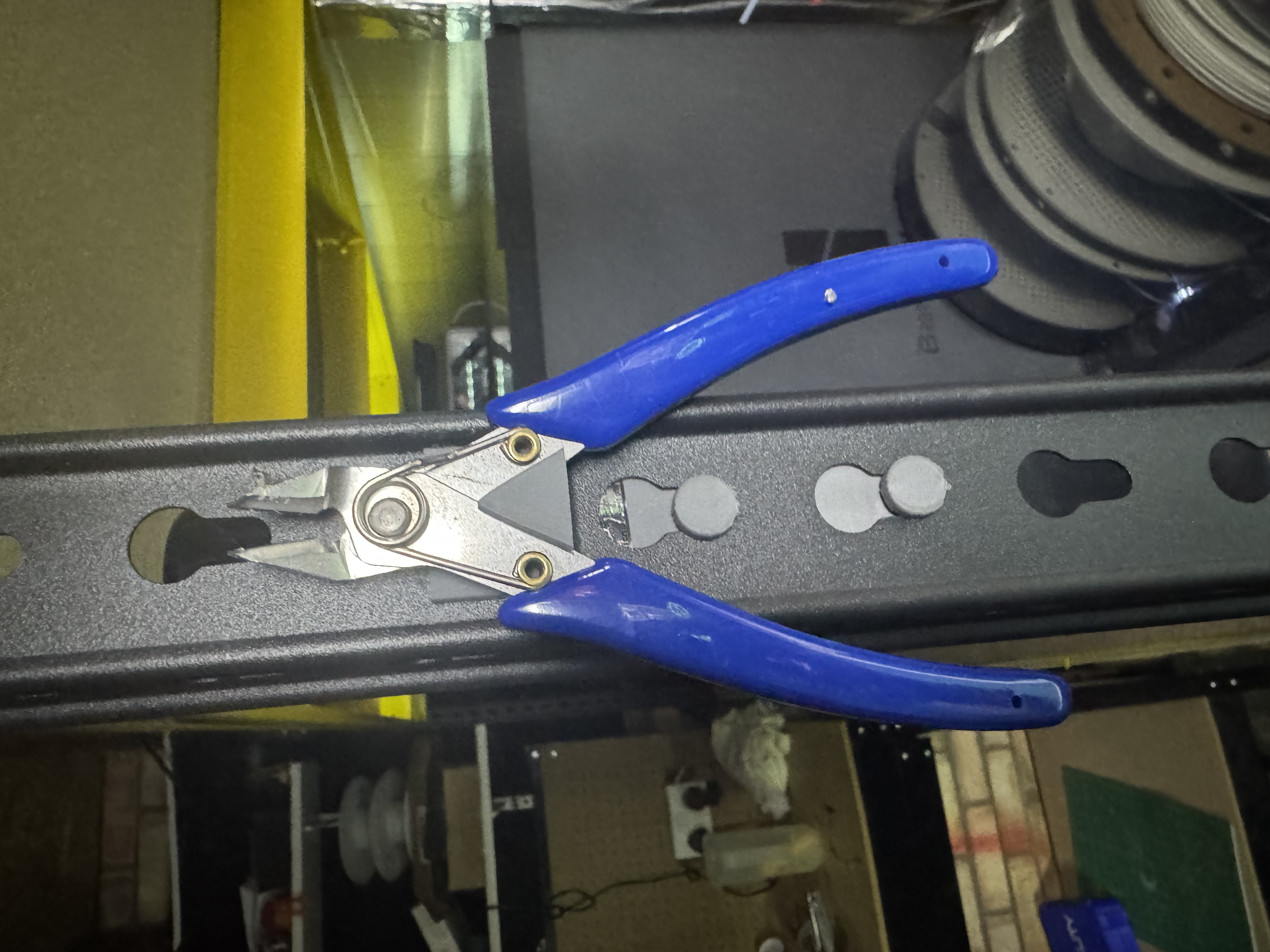 Snips hook for pallet racking