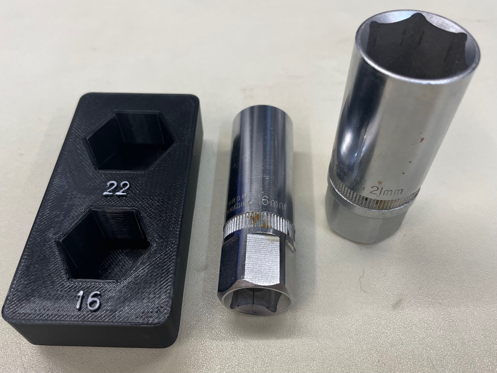 Miniatura 6 do modelo 3D gridfinity bin sparkplug socket holder metric