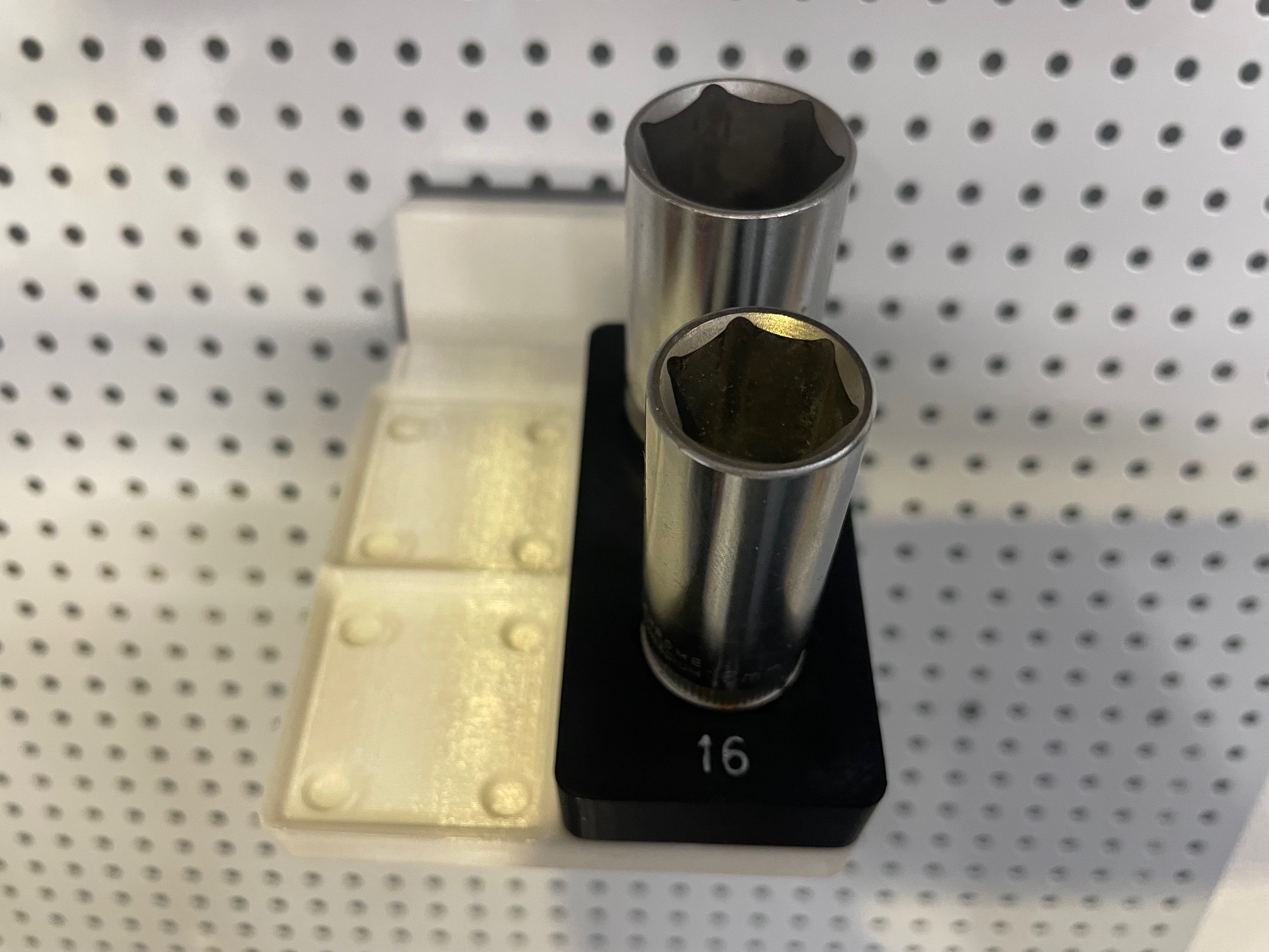Miniatura 10 do modelo 3D gridfinity bin sparkplug socket holder metric