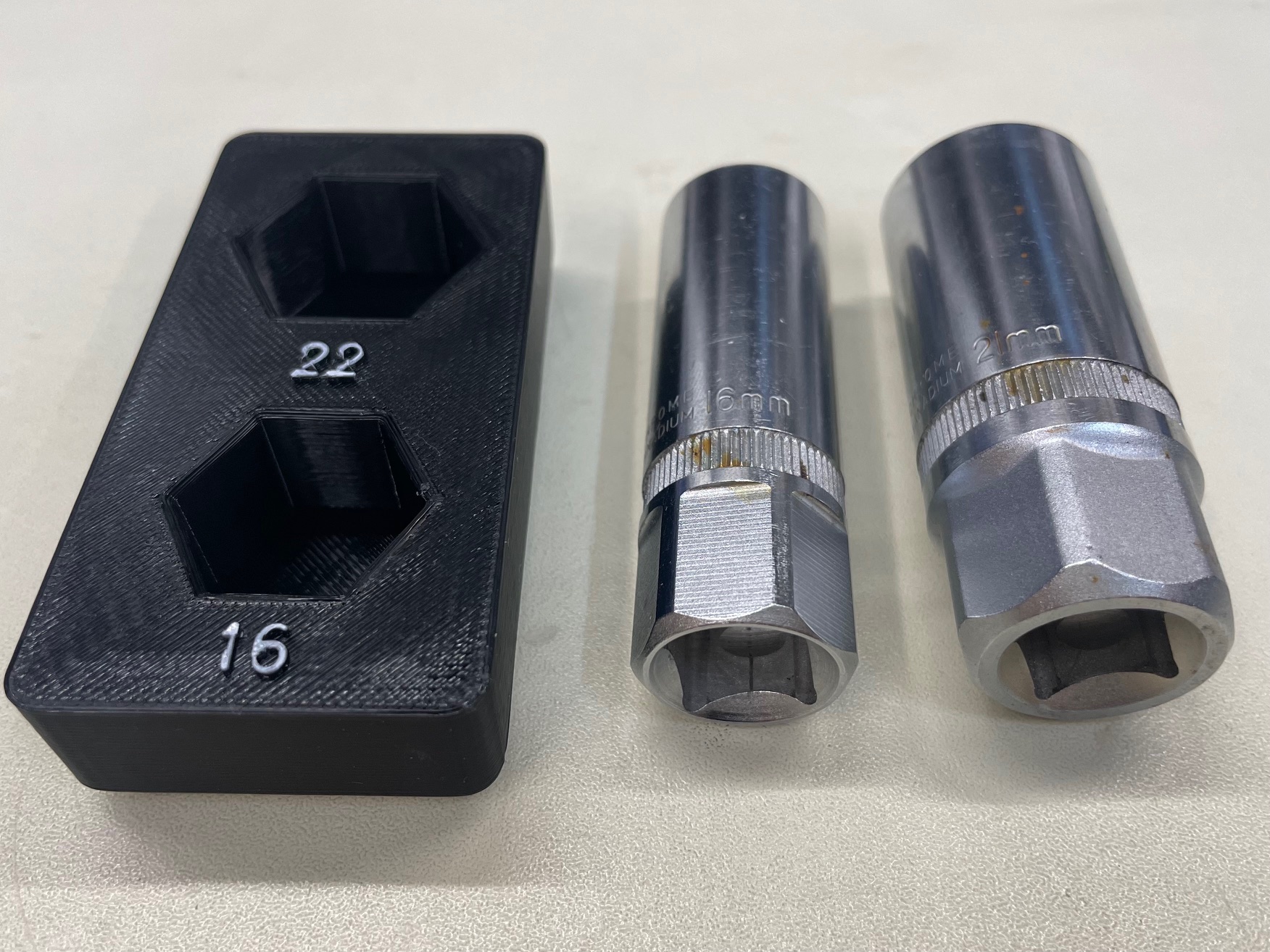 Miniatura 8 do modelo 3D gridfinity bin sparkplug socket holder metric
