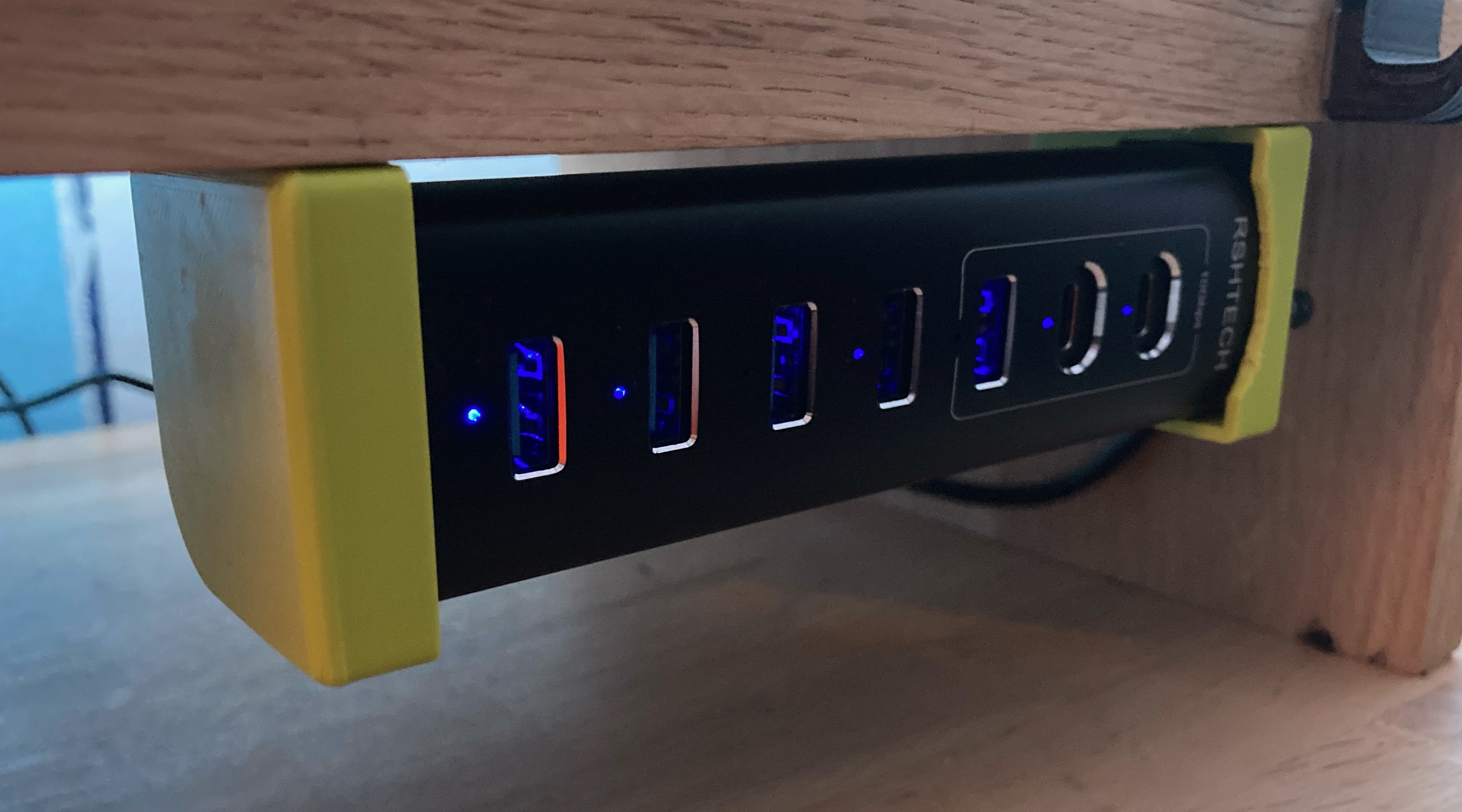 USB-C 7-port Hub RSH-A107C Holder
