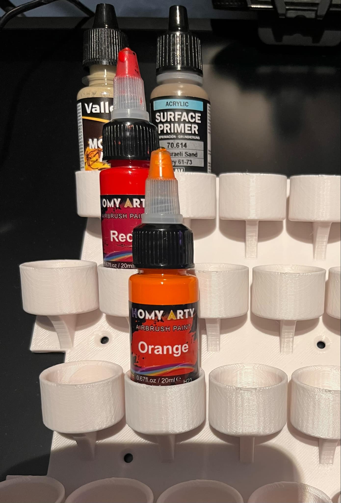 Wallmounted paintstorage