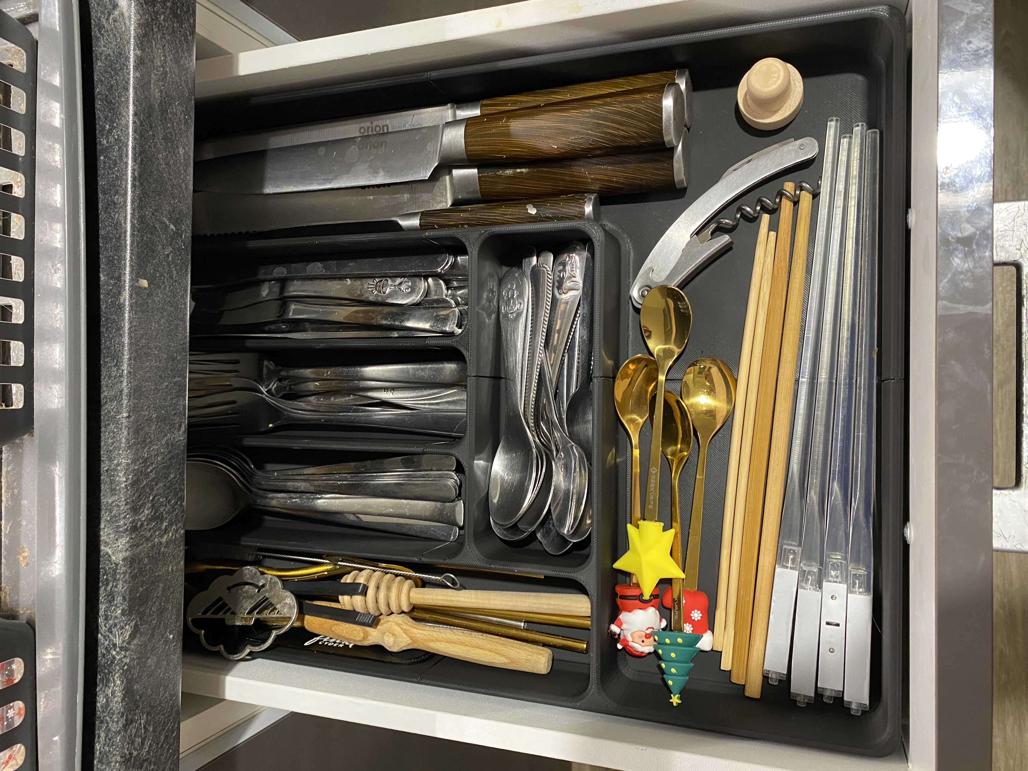 Cutlery organizer